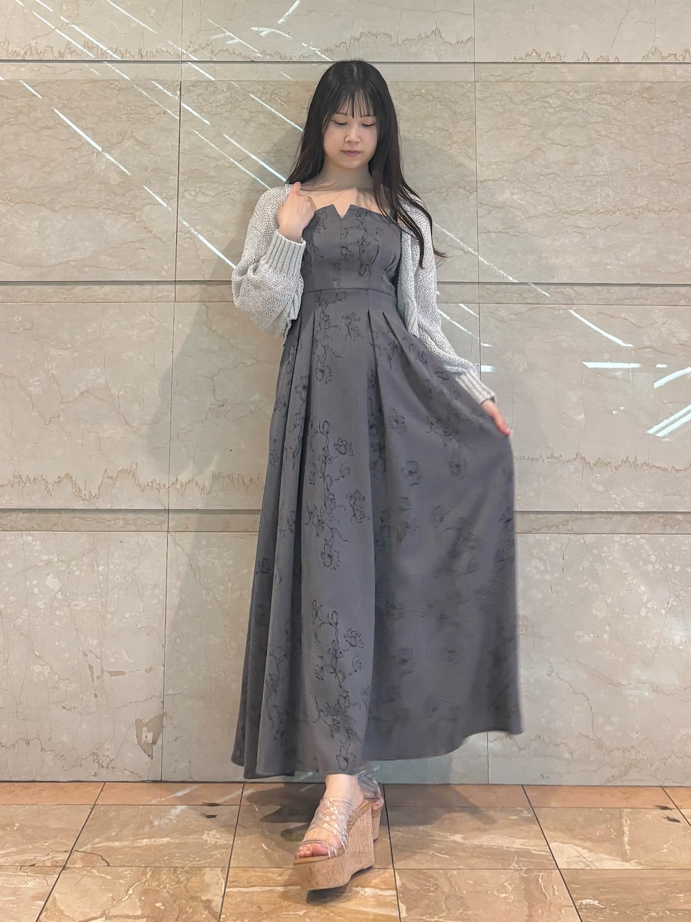 「MERCURYDUOのリネンライクバックレースアップキャミワンピース（ワンピース、グレー系）」を使った、NANAさん（レディース・155cm）の春コーディネートの1枚目の写真