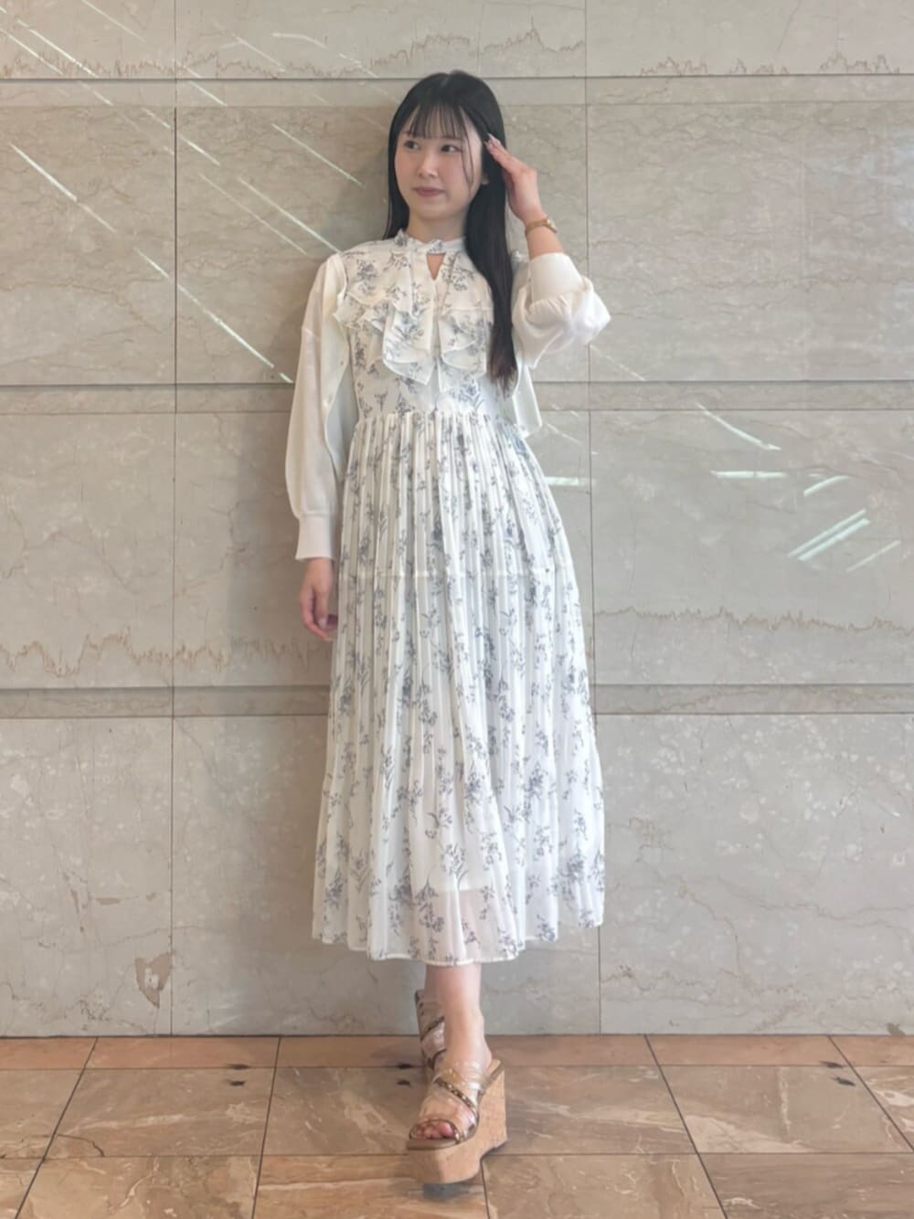 「MERCURYDUOのクリアチューブウェッジサンダル（サンダル、ブラウン系）」を使った、NANAさん（レディース・155cm）の春コーディネートの1枚目の写真