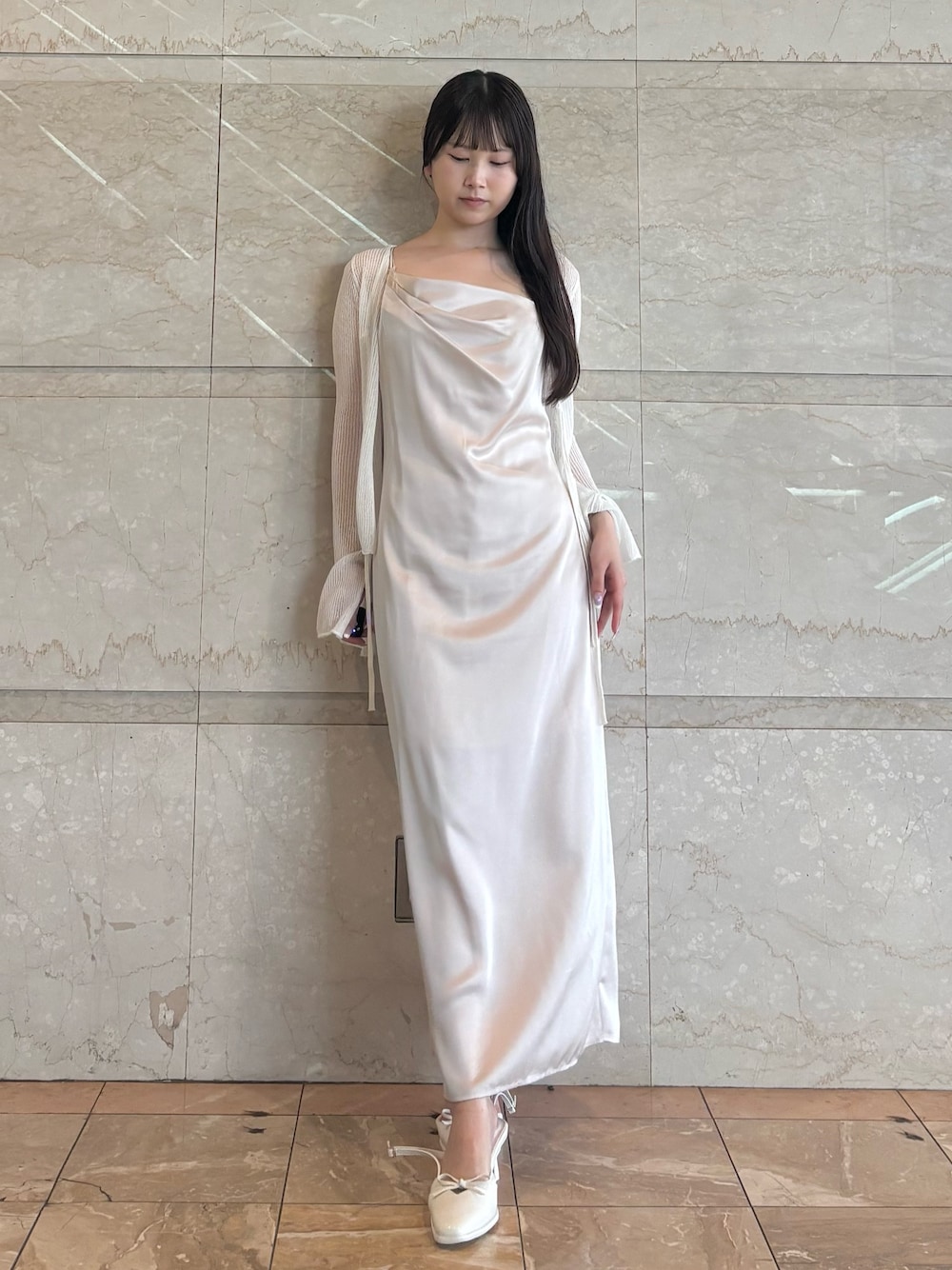 ピンク系のワンピース、ホワイト系のパンプス、ホワイト系のカーディガン/ボレロを着用したレディースの夏コーディネートの1枚目の写真