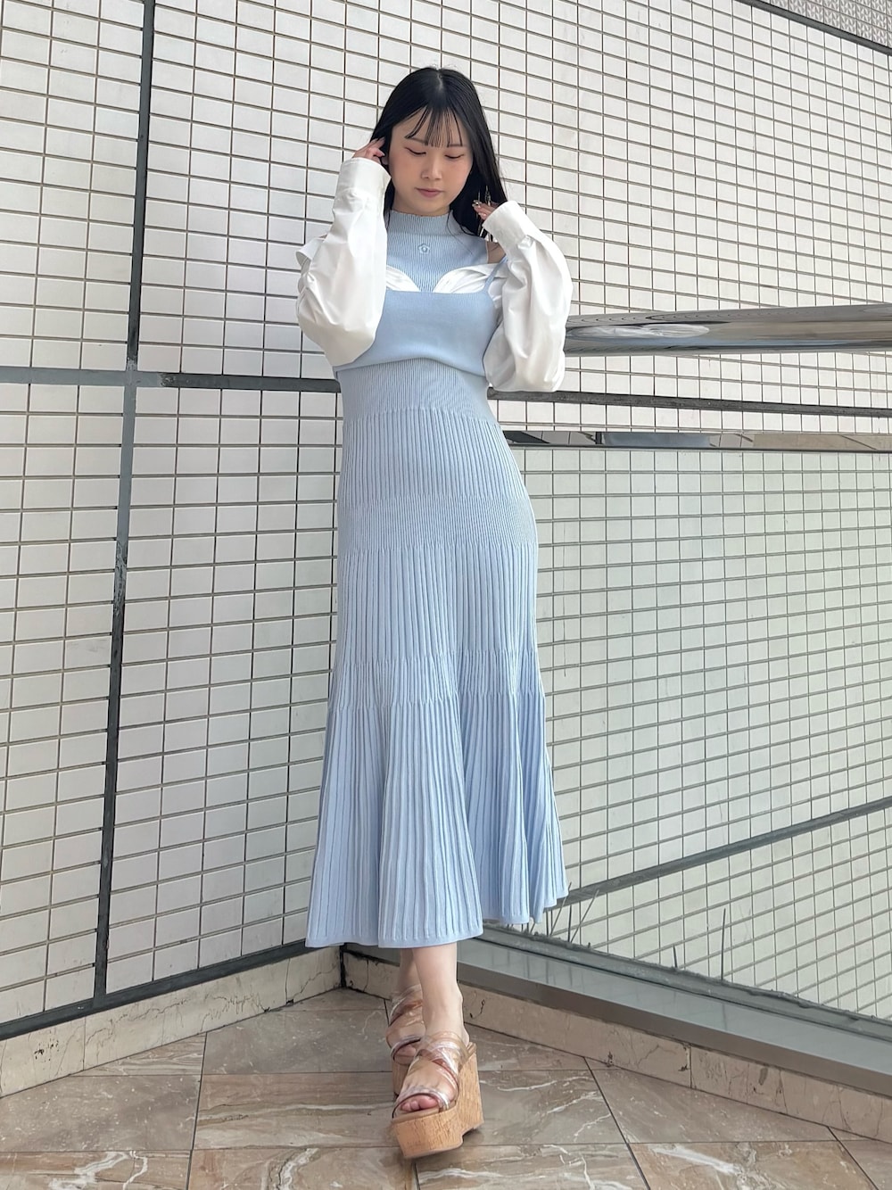 ブルー系のワンピース、ベージュ系のサンダルを着用したレディースの春コーディネートの1枚目の写真