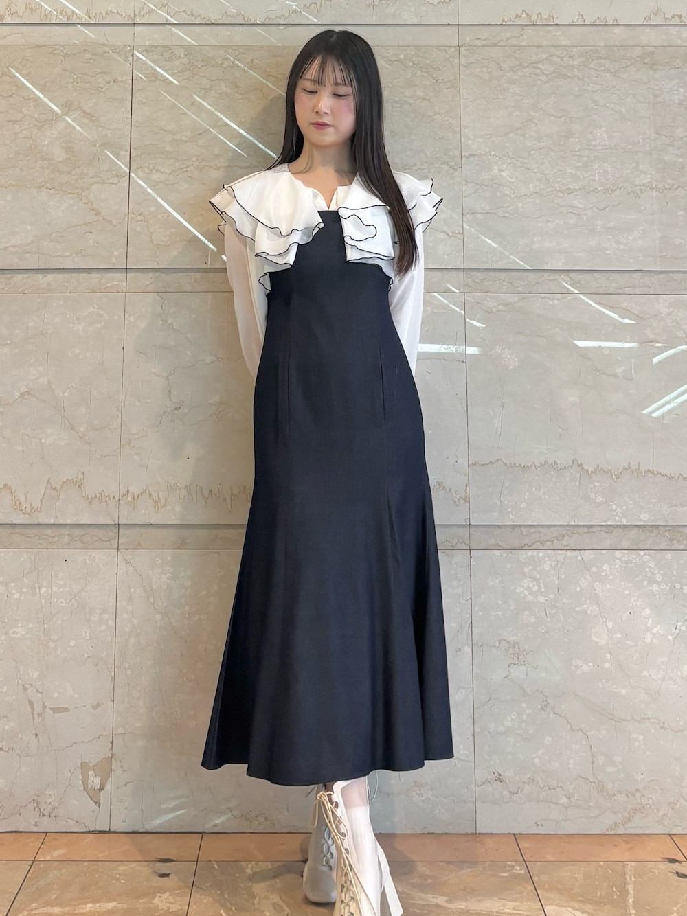 「MERCURYDUOのボリュームラッフル配色ドッキングワンピース（ワンピース、ブルー系）」を使った、NANAさん（レディース・155cm）の春コーディネートの1枚目の写真