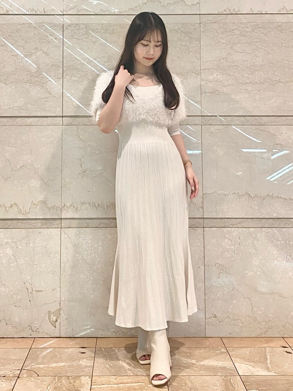 ホワイト系のワンピース、ホワイト系のブーツを着用したレディースの冬コーディネートの1枚目の写真