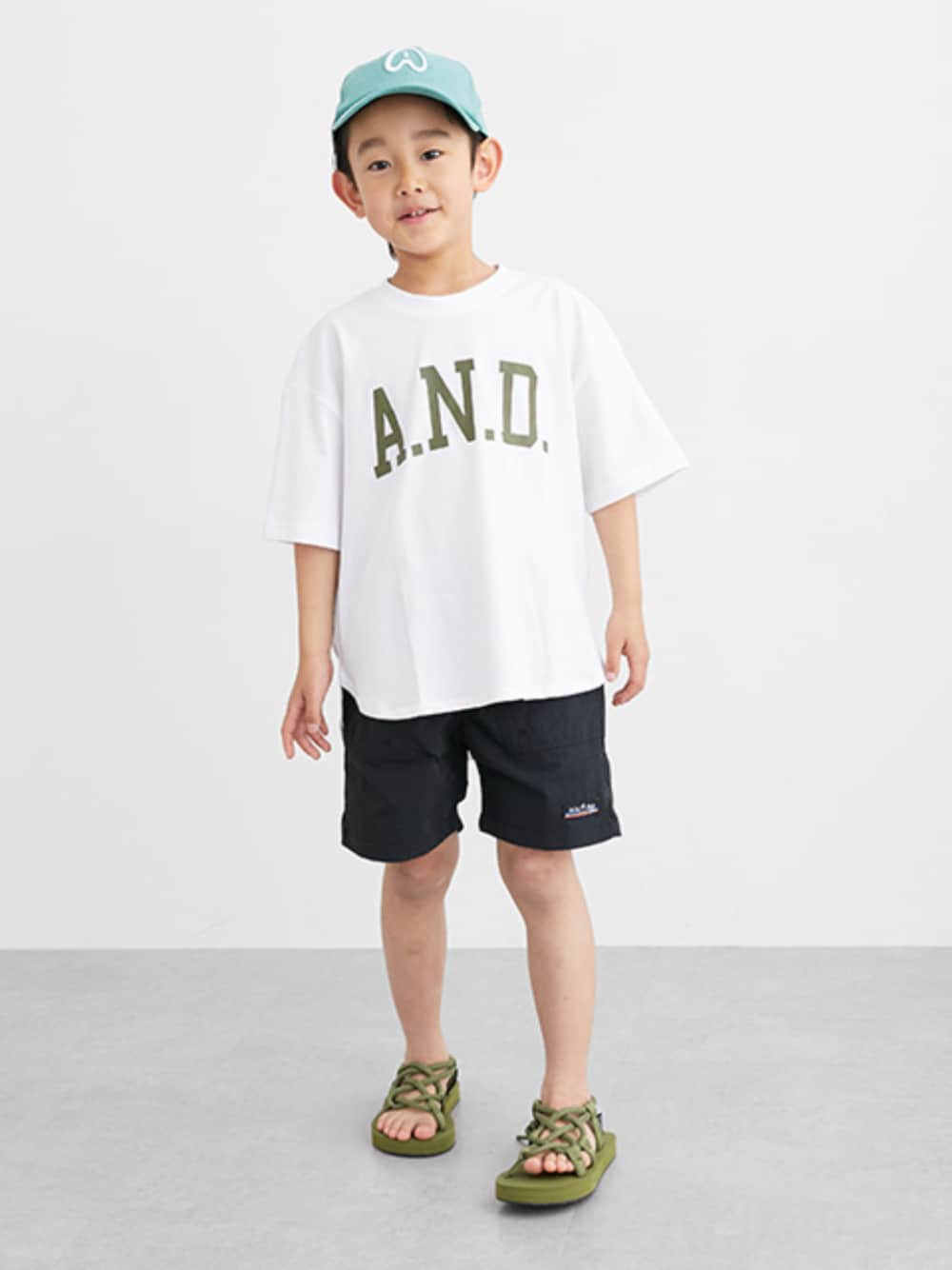 「Tシャツ、白Tシャツ、プリントT、プリントTシャツ、ハーフパンツ、ハーフパンツコーデ、水陸両用パンツ、キッズコーデ、キッズファッション、夏コーデ、夏服、男の子、むすこーで、むすこふく、シンプルコーデ」｜「QUNTSTYLEのビッグシルエットバックプリントＴシャツ（男の子・女の子）（Tシャツ/カットソー、ホワイト系）」を使った、nissen Kids Modelsさん（キッズ・120cm）の夏コーディネートの1枚目の写真