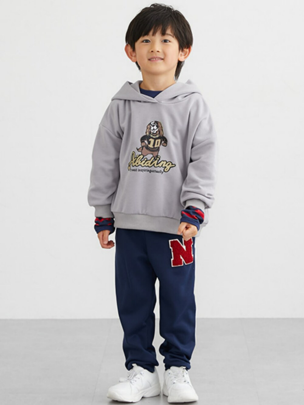 「シンプルコーデ、シンプル、シンプルスタイル、シンプルカジュアル、ベーシック/シンプル、ベーシック、ベーシックコーデ、冬コーデ、レギュラー、モデル、キッズファッション」｜「nissenのボーダープリント裏毛トレーナー（子供服　男の子・女の子）（スウェット、ブルー系）」を使った、nissen Kids Modelsさん（キッズ・120cm）の冬コーディネートの1枚目の写真