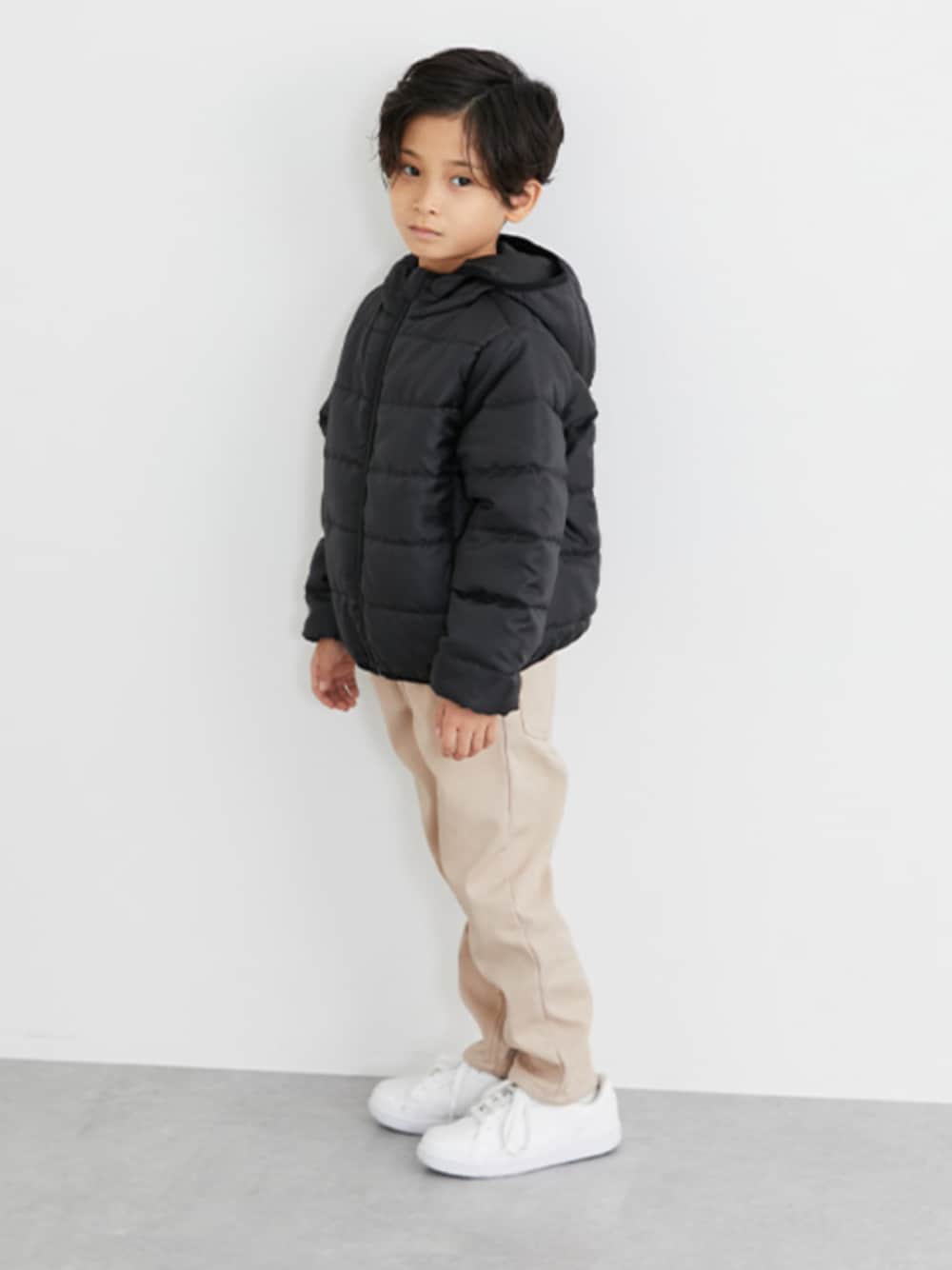 「冬アウター、中綿アウター、中綿ジャケット、裏シャギー、裏シャギーパンツ、ツイルパンツ、裏シャギーツイル、キッズコーデ、キッズファッション、冬コーデ、通学コーデ、通学スタイル、あったかコーデ」｜「QUNTSTYLEのフード付き中わたジャケット（男の子・女の子）（ブルゾン、ブラック系）」を使った、nissen Kids Modelsさん（キッズ・120cm）の秋コーディネートの1枚目の写真