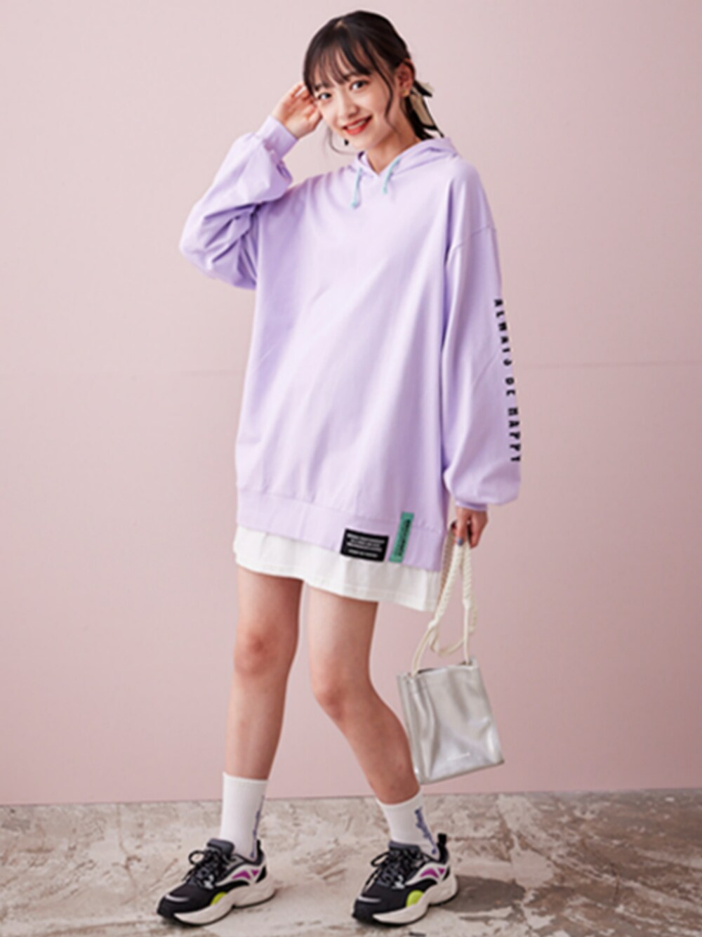 「ストリート、ストリートコーデ、ストリート女子、春コーデ、レギュラー、モデル、キッズファッション、ワンピース」｜「nissenのビッグシルエットワンピース（ワンピース、パープル系）」を使った、nissen Kids Modelsさん（キッズ・160cm）の冬コーディネートの1枚目の写真
