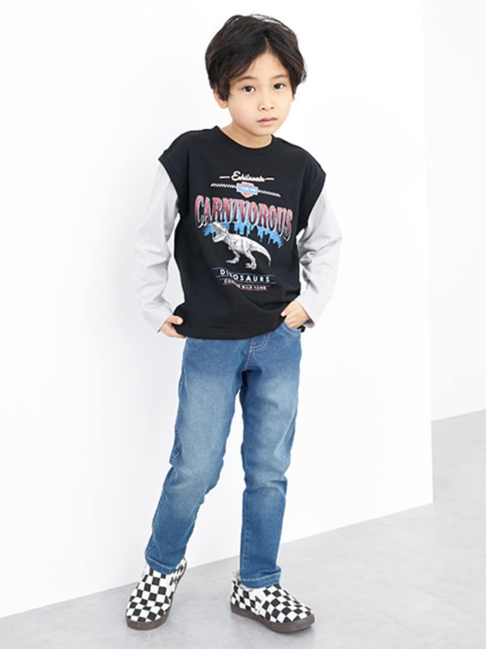 「重ね着風、重ね着風トップス、恐竜、恐竜Tシャツ、デニム、デニムパンツ、ウエストリブ、ウエストリブパンツ、通学コーデ、通学スタイル、通園コーデ、通園スタイル、キッズコーデ、キッズファッション」｜「QUNTSTYLEの恐竜プリント重ね着風Tシャツ（男の子・女の子）（Tシャツ/カットソー、ブラック系）」を使った、nissen Kids Modelsさん（キッズ・120cm）の春コーディネートの1枚目の写真