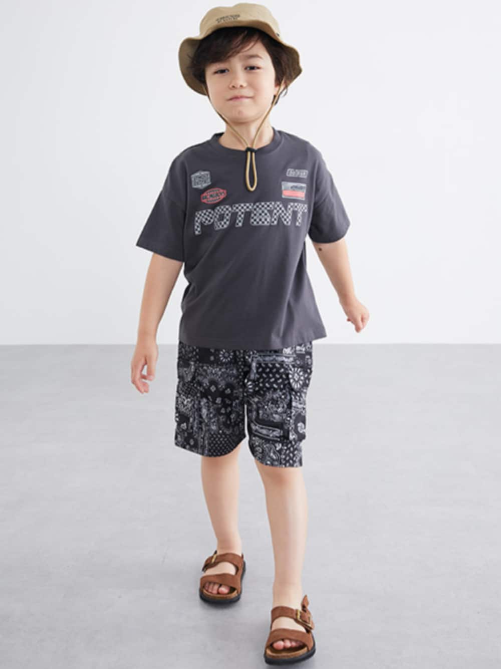 「カーゴパンツ、カーゴハーフパンツ、ペイズリー、ペイズリー柄パンツ、キッズコーデ、キッズファッション、レギュラー、レギュラーサイズ、モデル、カジュアル、夏コーデ、モーターモチーフ」｜「nissenのモーターモチーフプリントTシャツ（Tシャツ/カットソー、グレー系）」を使った、nissen Kids Modelsさん（キッズ・120cm）の夏コーディネートの1枚目の写真