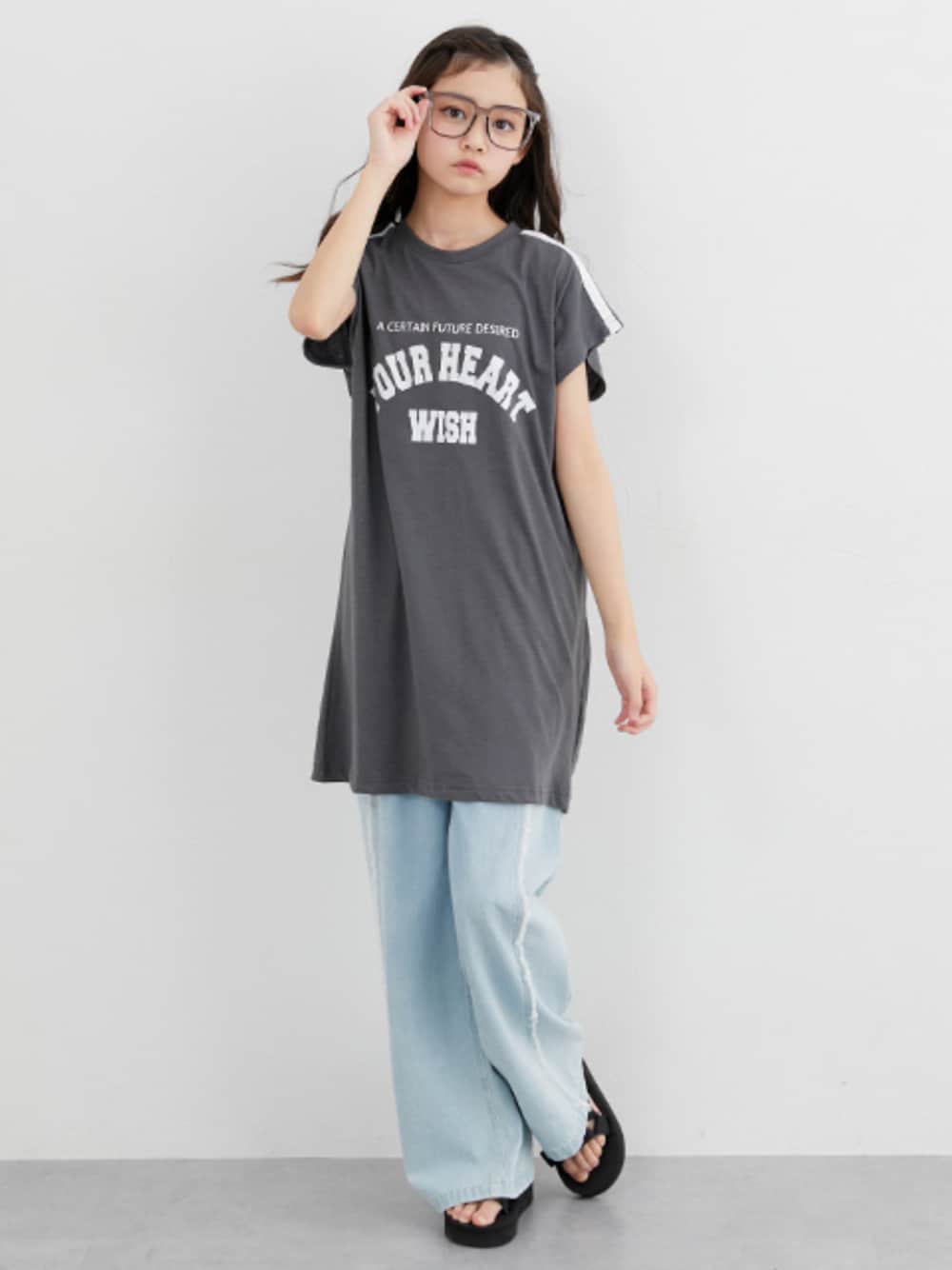 「スポーツミックス、チュニック、チュニックワンピ、デニム、デニムパンツ、デニムワイドパンツ、フリンジデニム、フリンジデニムパンツ、ジュニア/ティーンズ、ジュニアコーデ、ジュニアサイズ、キッズコーデ、キッズファッション、夏コーデ、夏だ！Tシャツ着よう！」｜「QUNTSTYLEのフリンジデニムワイドパンツ（女の子）（デニムパンツ、ブルー系）」を使った、nissen Kids Modelsさん（キッズ・151cm）の夏コーディネートの1枚目の写真