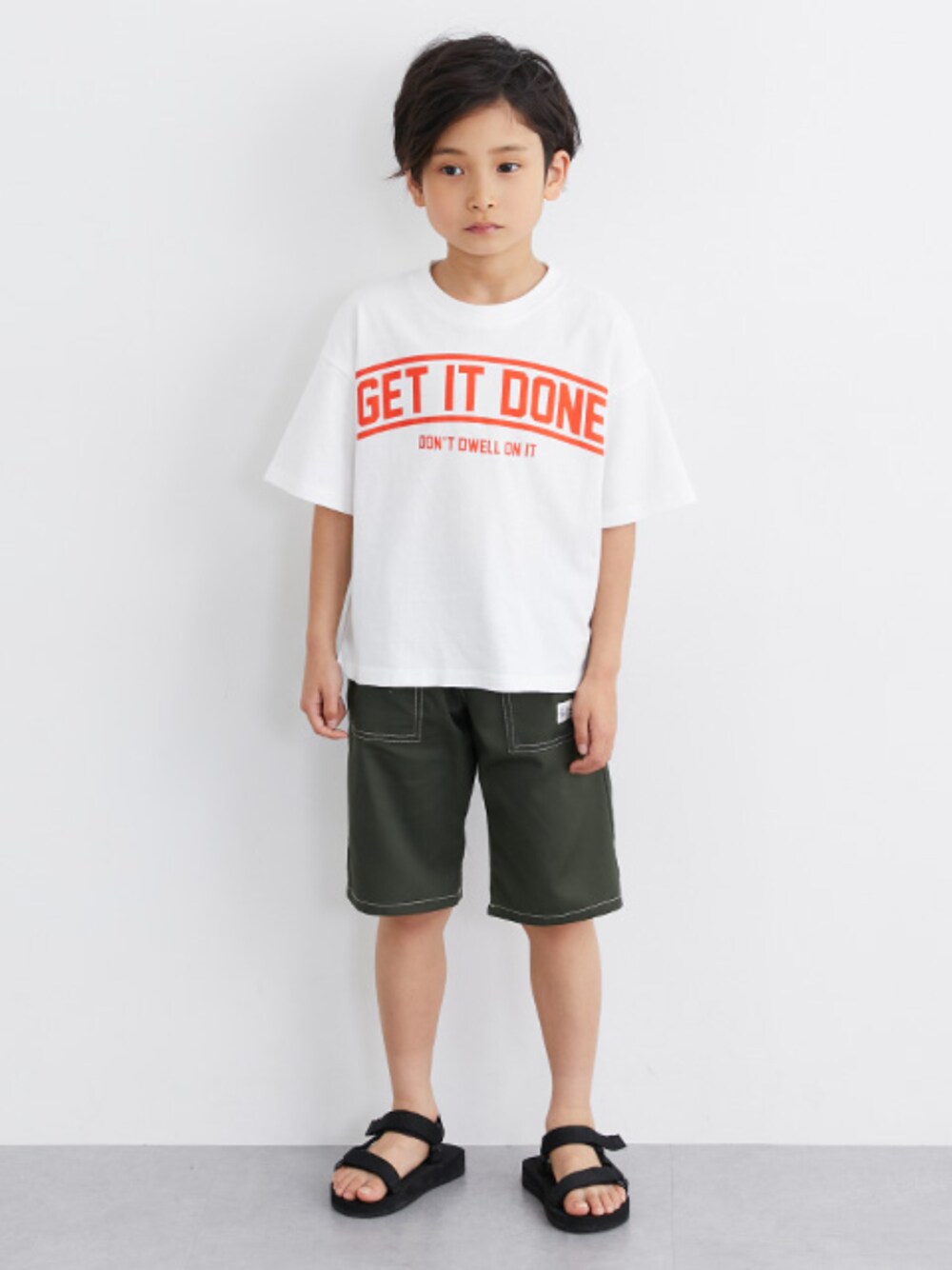 「半袖、半袖Ｔシャツ、綿100％、プリントT、プリントTシャツ、ハーフパンツ、ハーフパンツコーデ、キッズコーデ、キッズファッション、夏コーデ、夏だ！Tシャツ着よう！、夏服、通学コーデ、通学スタイル」｜「nissenの６分丈ツイルパンツ（男の子　女の子　子供服・ジュニア服）（パンツ、グリーン系）」を使った、nissen Kids Modelsさん（キッズ・120cm）の春コーディネートの1枚目の写真