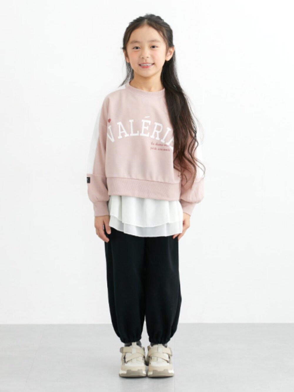 「トレーナー、トレーナーコーデ、ショート丈トップス、レイヤードスタイル、レイヤードコーデ、レイヤードスタイル、スウェットパンツ、カジュアル、春コーデ、秋コーデ、キッズファッション、おんなのこコーデ、小学生、キッズコーデ、通学コーデ」｜「QUNTSTYLEのショート丈袖ライントレーナー（女の子）（スウェット、ピンク系）」を使った、nissen Kids Modelsさん（キッズ・120cm）の冬コーディネートの1枚目の写真
