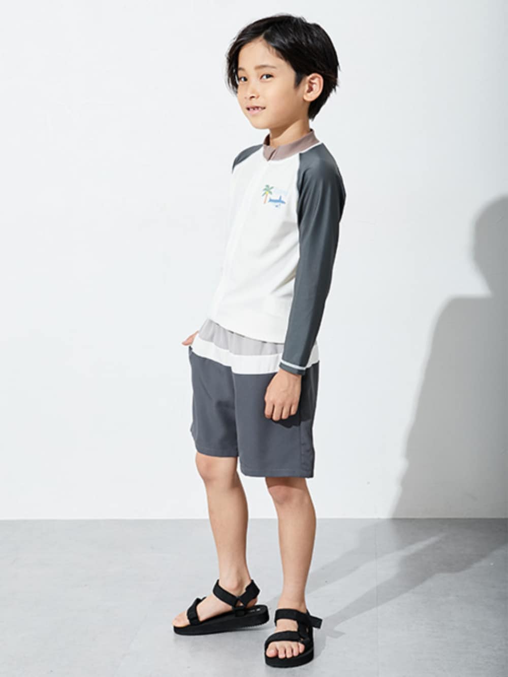「水着、水着コーデ、サーフパンツ、ラッシュガード、ラッシュガードコーデ、男の子、水遊び、水遊び着、配色デザイン、キッズコーデ、キッズファッション、夏休み」｜「QUNTSTYLEのサメプリント配色ラッシュガード（男の子　女の子　水着）（水着、グレー系）」を使った、nissen Kids Modelsさん（キッズ・120cm）の夏コーディネートの1枚目の写真
