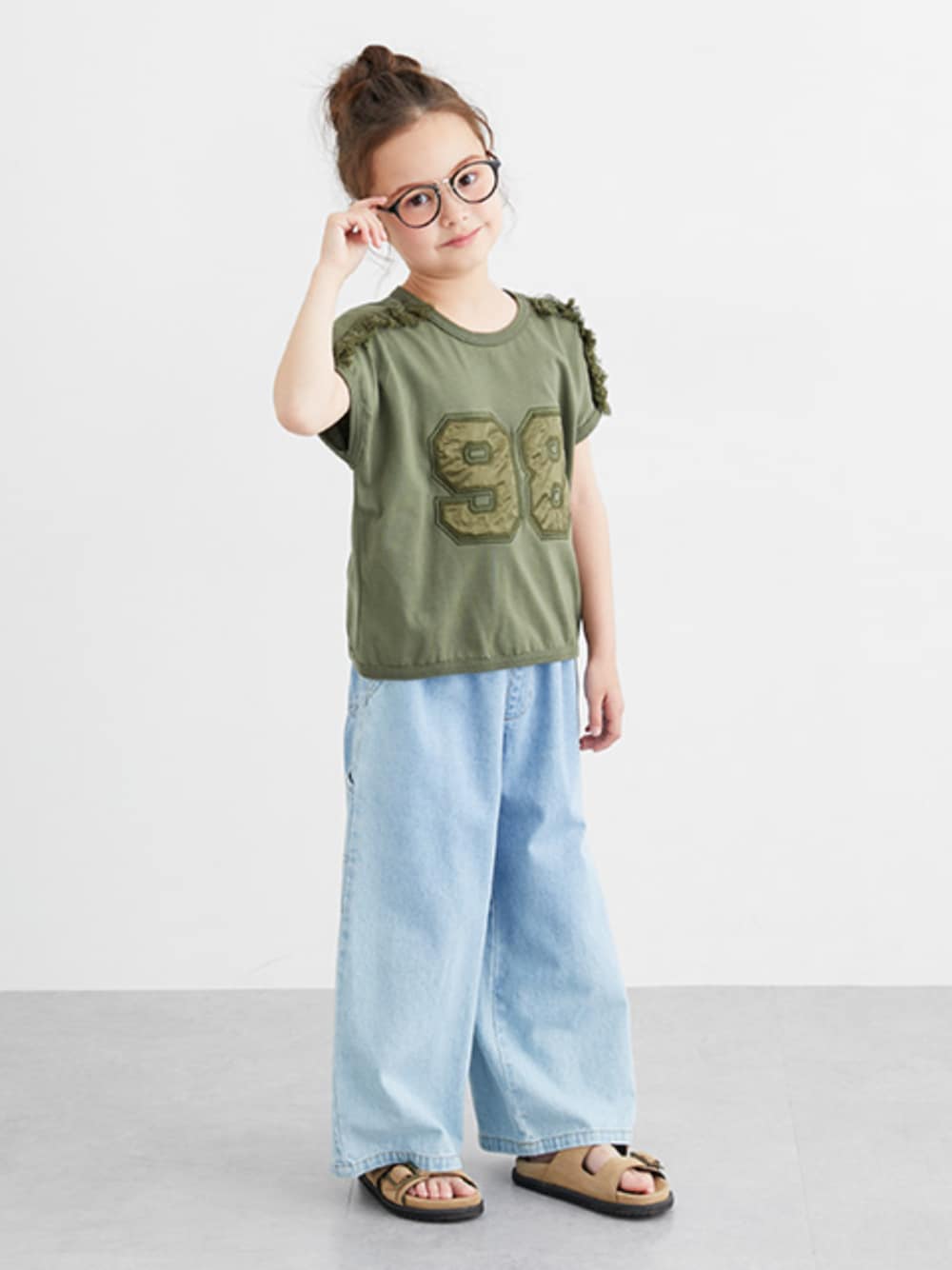 「Tシャツ、Tシャツ×デニム、フリンジ、フリンジトップス、スポーツミックス、デニム、デニムパンツ、ワイドパンツ、キッズコーデ、キッズファッション、夏コーデ、夏だ！Tシャツ着よう！、夏服、ペインターパンツ、ペインターデニム」｜「QUNTSTYLEの肩フリンジ使いサテンナンバーアップリケTシャツ（女の子）（Tシャツ/カットソー、グリーン系）」を使った、nissen Kids Modelsさん（キッズ・120cm）の夏コーディネートの1枚目の写真