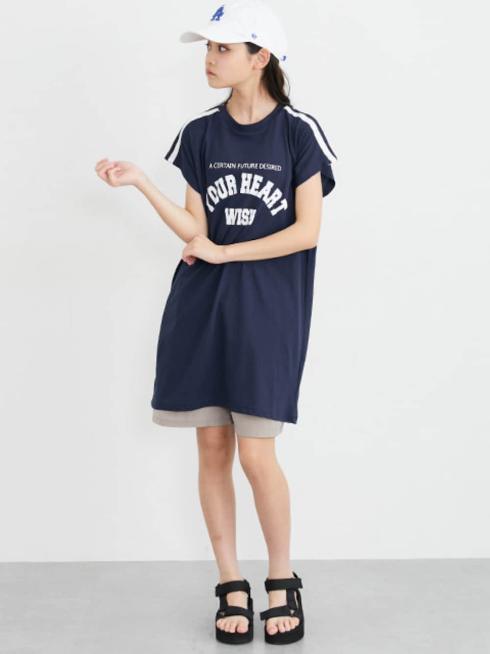 「チュニック、チュニックワンピ、チュニックＴシャツ、スポーツミックス、ナイロンパンツ、ハーフパンツ、ハーフパンツコーデ、ハーフパンツ ひざ上、夏コーデ、夏服、夏ファッション、ジュニア、ジュニアコーデ、キッズコーデ、キッズファッション」｜「QUNTSTYLEの肩ライン入りチュニック（女の子）（Tシャツ/カットソー、ブルー系）」を使った、nissen Kids Modelsさん（キッズ・151cm）の夏コーディネートの1枚目の写真
