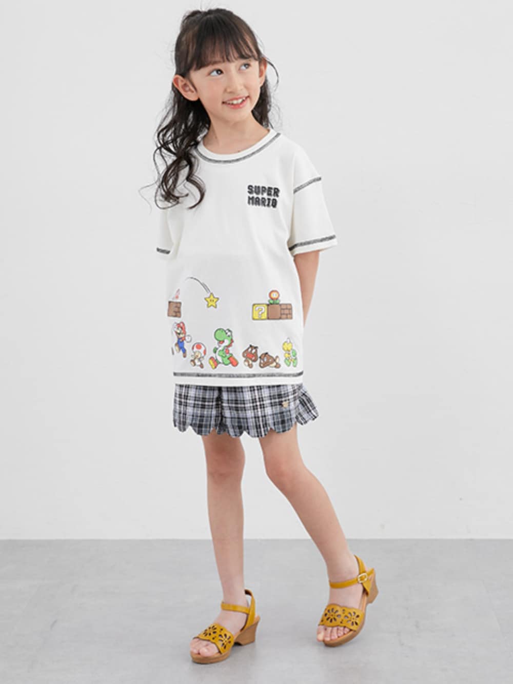 「Tシャツ、Tシャツコーデ、スーパーマリオ、マリオ、キュロット、キュロットパンツ、チェック、チェック柄、キッズコーデ、キッズファッション、夏コーデ、夏服、夏だ！Tシャツ着よう！」｜「QUNTSTYLEの【スーパーマリオ】プリントＴシャツ（男の子・女の子）（Tシャツ/カットソー、イエロー系）」を使った、nissen Kids Modelsさん（キッズ・120cm）の夏コーディネートの1枚目の写真