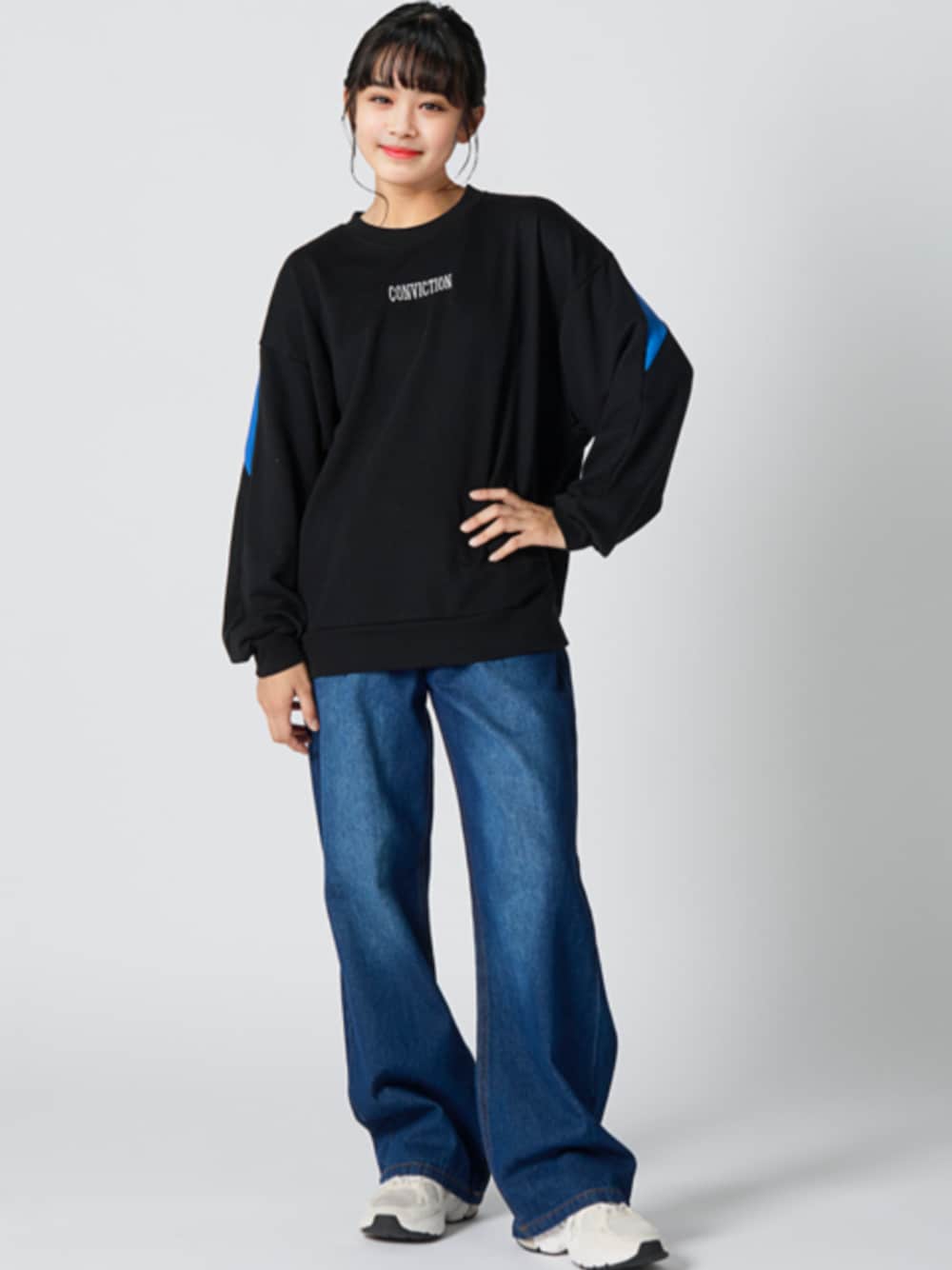 「トレーナー、トレーナー スエット、トレーナーコーデ、デニム、デニムパンツ、ワイドパンツ、キッズコーデ、キッズファッション、ジュニア、ジュニアコーデ、ジュニアサイズ、秋コーデ」｜「nissenのビッグシルエット切替トレーナー（男の子・女の子）（スウェット、ブラック系）」を使った、nissen Kids Modelsさん（キッズ・155cm）の秋コーディネートの1枚目の写真