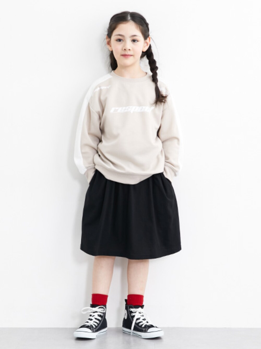 「トレーナー、トレーナー スエット、トレーナーコーデ、スウェット、スウェットトップス、パンツインスカート、フレアスカート、フレアスカート 黒、キッズコーデ、キッズファッション、春コーデ、春服、秋コーデ、秋服、女の子」｜「QUNTSTYLEの袖ラインプリントトレーナー（男の子・女の子）（スウェット、ベージュ系）」を使った、nissen Kids Modelsさん（キッズ・120cm）の春コーディネートの1枚目の写真