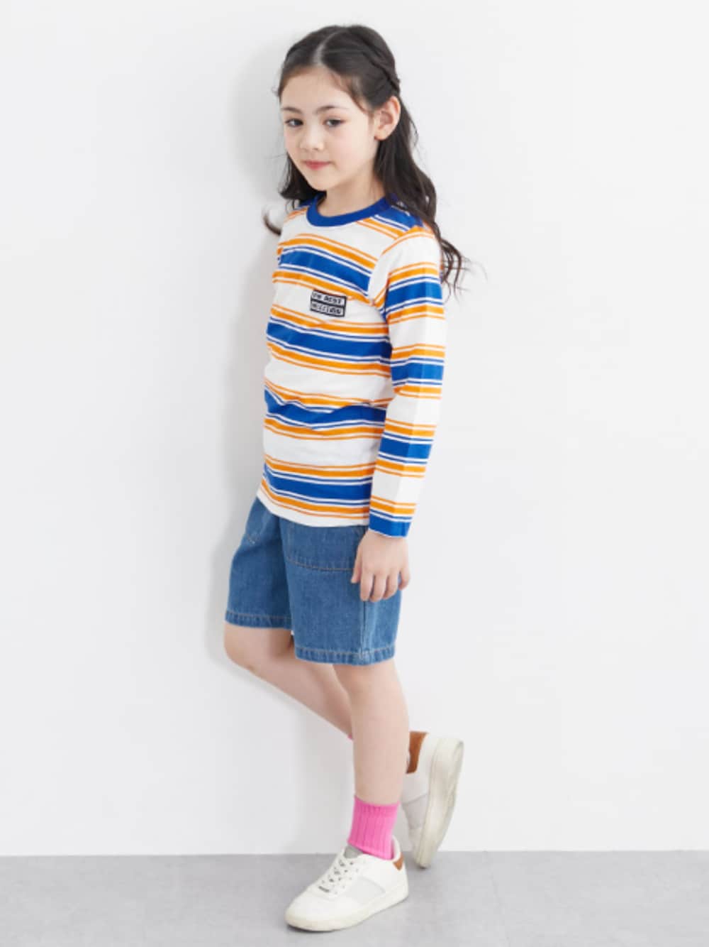 「ロンT、ボーダー、ボーダートップス、マルチボーダー、綿100％、デニム、デニムパンツ、ハーフパンツ、春コーデ、秋コーデ、キッズコーデ、キッズファッション、通学コーデ、通学スタイル」｜「nissenのデニムハーフパンツ（子供服　男の子・女の子）（パンツ、ブルー系）」を使った、nissen Kids Modelsさん（キッズ・120cm）の春コーディネートの1枚目の写真