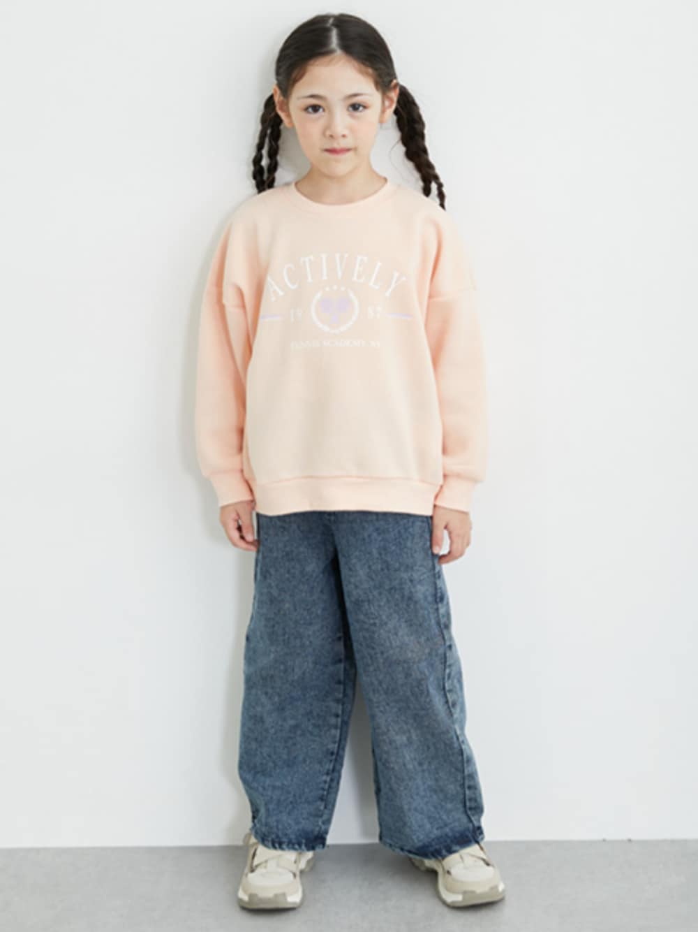 「裏起毛、裏起毛スウェット、トレーナー、あったかコーデ、デニム、デニムパンツ、デニムワイドパンツ、ウエストロゴ、ロゴゴム、キッズコーデ、キッズファッション、秋コーデ、冬コーデ、通学コーデ、通学スタイル」｜「nissenのウエストロゴゴムデニムパンツ（女の子）（パンツ、ブルー系）」を使った、nissen Kids Modelsさん（キッズ・120cm）の秋コーディネートの1枚目の写真