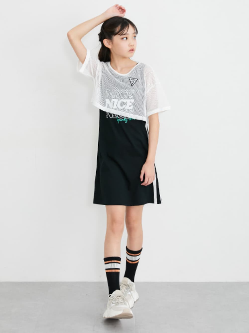 「ワンピース、ワンピーススタイル、スポーツカジュアル、スポーツミックス、メッシュ、メッシュニット、メッシュトップス、モノトーン、モノトーンコーデ、ジュニア/ティーンズ、ジュニアコーデ、ジュニアサイズ、夏コーデ、夏服、夏ファッション」｜「QUNTSTYLEのアンサンブルワンピース（女の子）（ワンピース、ブラック系）」を使った、nissen Kids Modelsさん（キッズ・151cm）の夏コーディネートの1枚目の写真