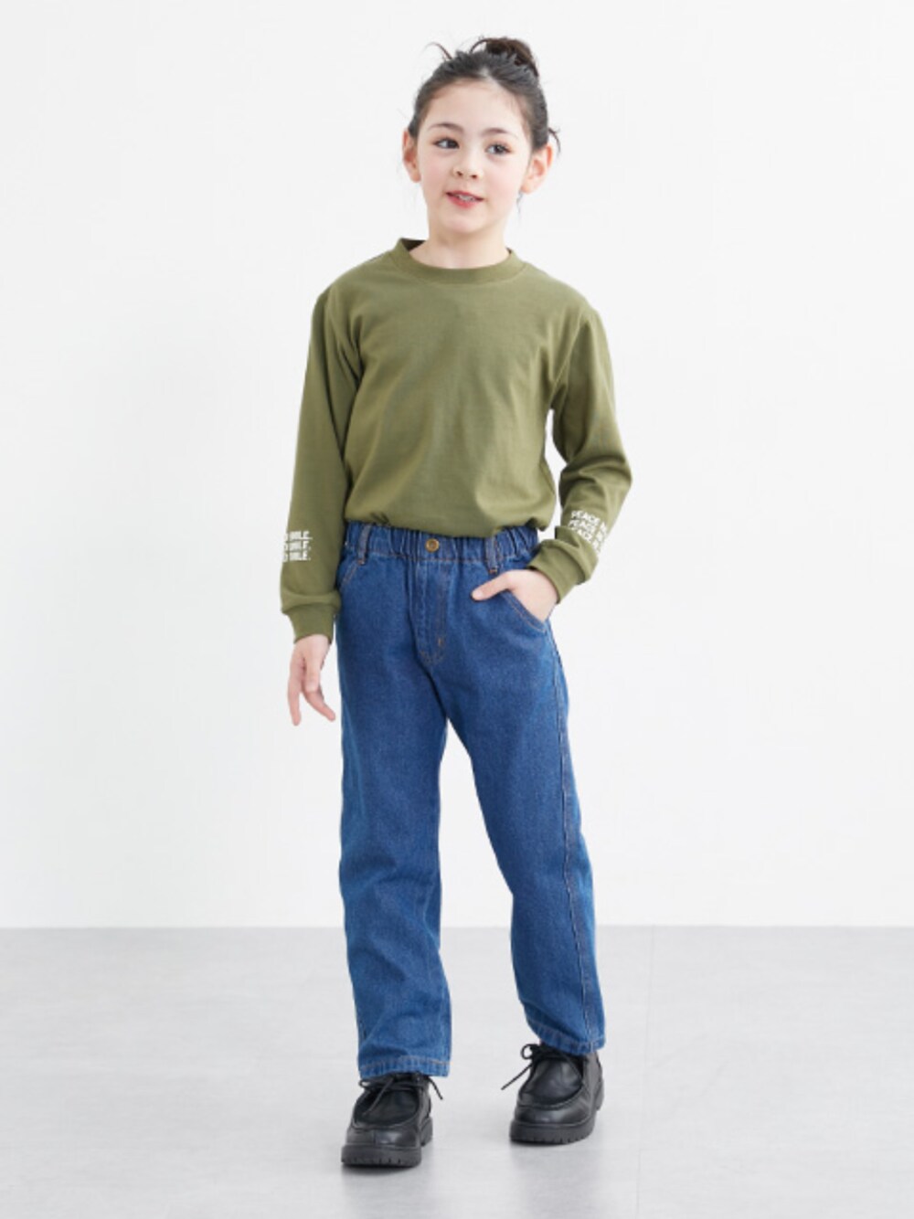「ロンT、袖プリント、Tシャツ、デニム、デニムパンツ、ストレートパンツ、キッズコーデ、キッズファッション、ベーシック/シンプル、シンプルコーデ、シンプル、春コーデ、春服、秋コーデ、秋服」｜「nissenの綿１００％デニムストレートパンツ２枚組（男の子・女の子　子供服・ジュニア服）（パンツ、その他）」を使った、nissen Kids Modelsさん（キッズ・120cm）の春コーディネートの1枚目の写真