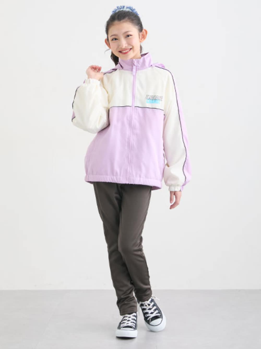 パープル系のブルゾン、ブラウン系のその他パンツ、パープル系のブルゾンを着用したキッズの冬コーディネートの1枚目の写真