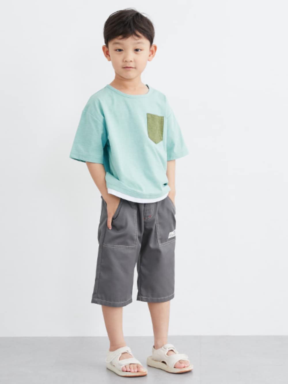 「半袖、半袖Ｔシャツ、レイヤードスタイル、レイヤード風、ポケットＴシャツ、水陸両用Tシャツ、ハーフパンツ、ハーフパンツコーデ、男の子、男の子コーデ、通学コーデ、通学スタイル、キッズコーデ、キッズファッション」｜「nissenの６分丈ツイルパンツ（男の子　女の子　子供服・ジュニア服）（パンツ、グレー系）」を使った、nissen Kids Modelsさん（キッズ・120cm）の春コーディネートの1枚目の写真