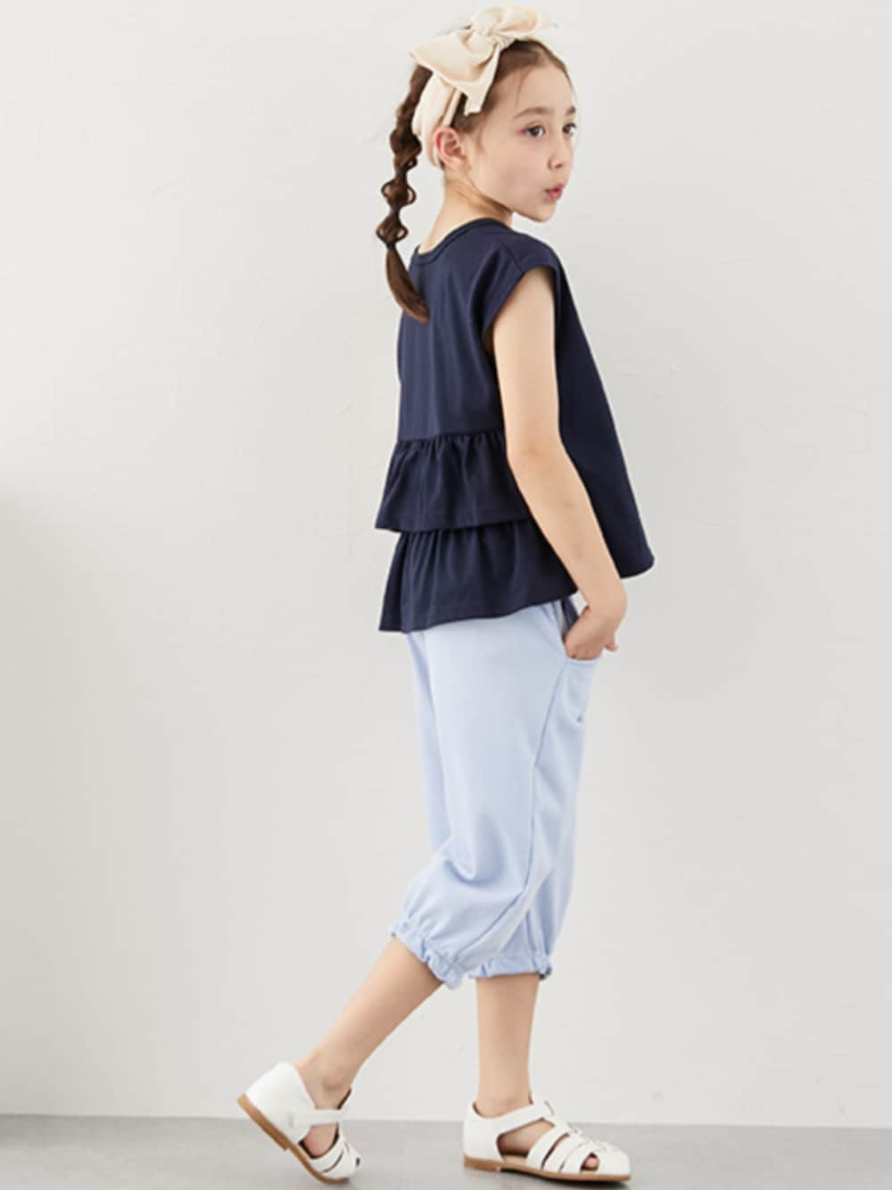 「セットアップ、2点セット、夏コーデ、フリルトップス、キッズコーデ、キッズファッション、かわいい、むすめコーデ、むすめふく、女の子、女の子コーデ、レギュラー、モデル」｜「nissenの2点セット（バックフリルTシャツ＋パンツ）（女の子　子供服　ジュニア服）（Tシャツ/カットソー、ブルー系）」を使った、nissen Kids Modelsさん（キッズ・123cm）の夏コーディネートの1枚目の写真
