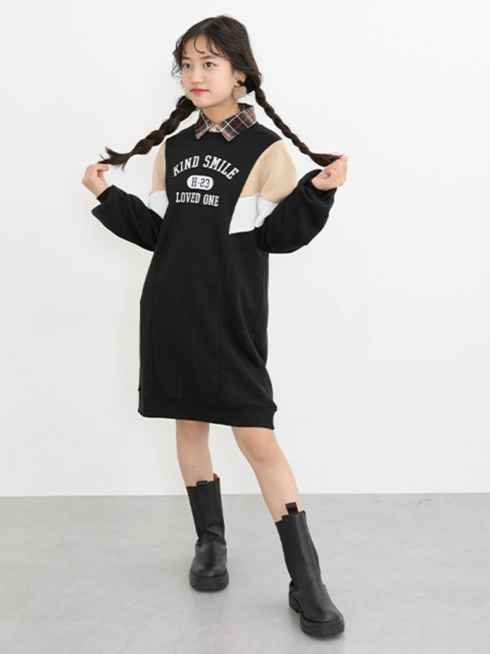 「ワンピース、ワンピーススタイル、ワンピースコーデ、裏起毛、裏起毛ワンピース、重ね着、重ね着コーデ、重ね着スタイル、チェック、チェックシャツ、チェック柄、キッズコーデ、キッズファッション、ジュニア、姉妹コーデ」｜「QUNTSTYLEのあったか裏起毛切替配色ワンピース（女の子）（ワンピース、ブラック系）」を使った、nissen Kids Modelsさん（キッズ・153cm）の冬コーディネートの1枚目の写真