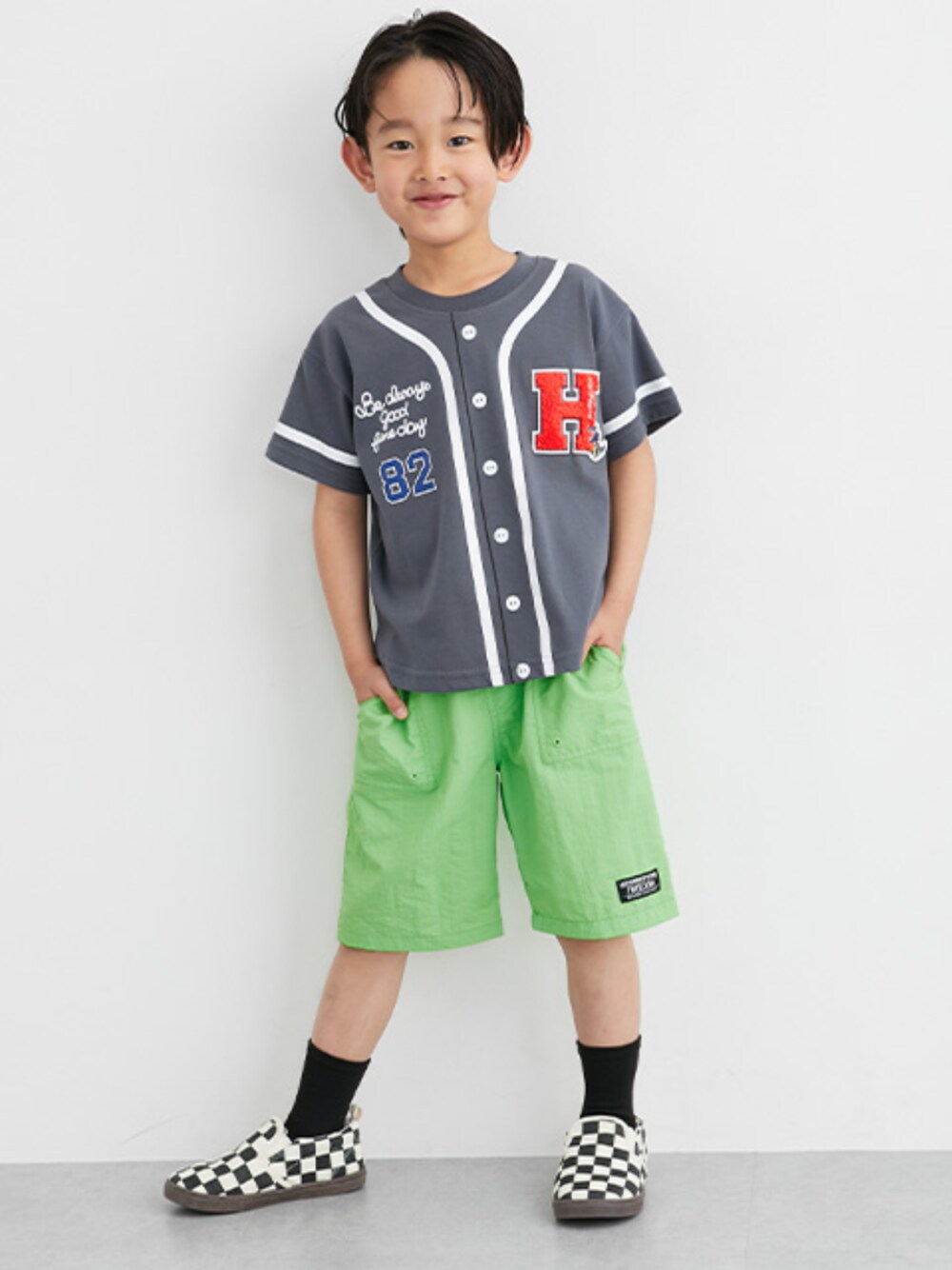 「Tシャツ、スポーツミックス、プリントT、プリントTシャツ、ハーフパンツ、ナイロンハーフパンツ、男の子、男の子コーデ、むすこーで、むすこふく、キッズコーデ、キッズファッション、夏コーデ、夏服、夏だ！Tシャツ着よう！」｜「QUNTSTYLEの飾りバックル付きナイロンハーフパンツ（男の子・女の子）（その他パンツ、グリーン系）」を使った、nissen Kids Modelsさん（キッズ・120cm）の夏コーディネートの1枚目の写真