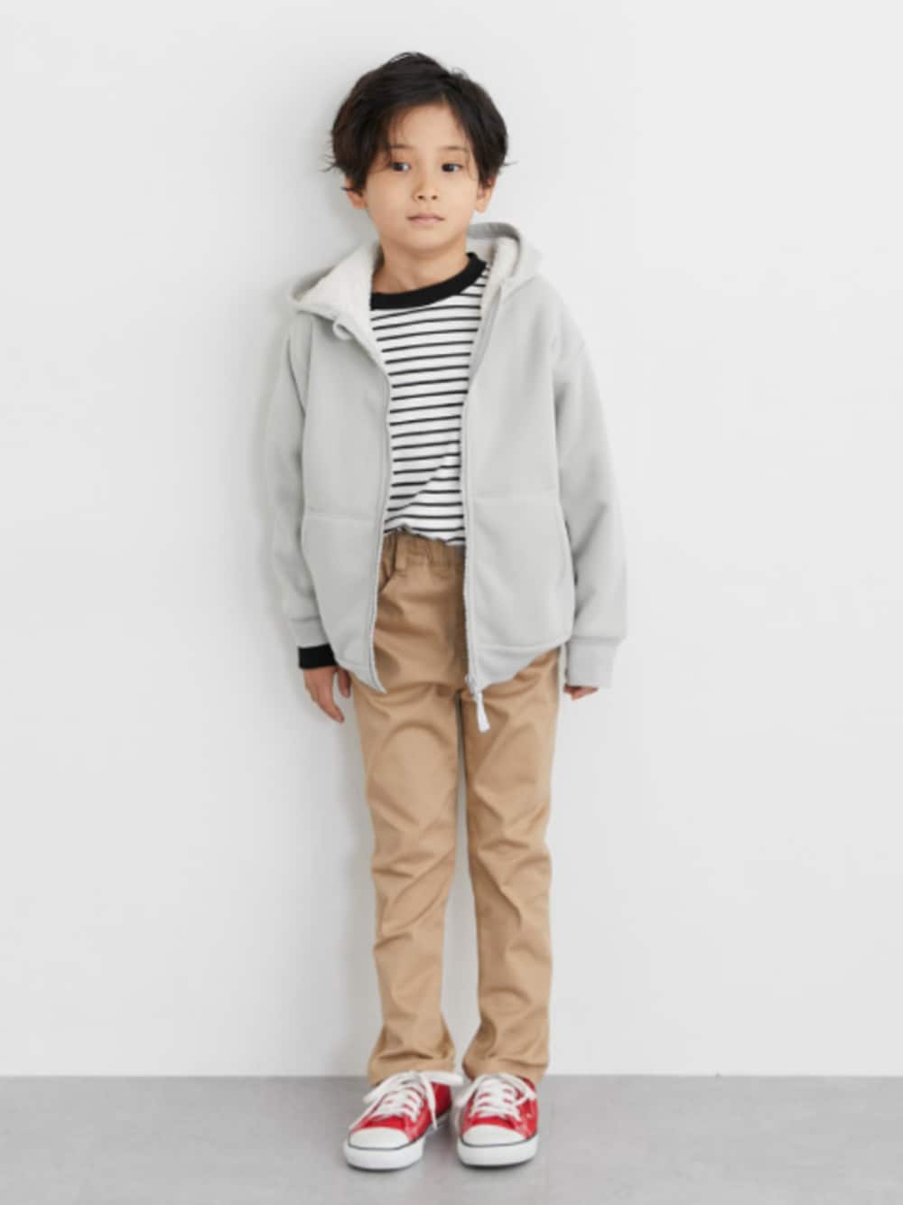 「裏ボア、裏ボアアウター、裏ボアパーカー、ボーダー、ボーダートップス、ボーダーTシャツ、ストレッチパンツ、ツイルパンツ、ストレッチツイル、ストレートパンツ、秋コーデ、冬コーデ、キッズコーデ、キッズファッション、男の子」｜「nissenの裏ボアパーカージャケット（カーディガン/ボレロ、グレー系）」を使った、nissen Kids Modelsさん（キッズ・120cm）の秋コーディネートの1枚目の写真