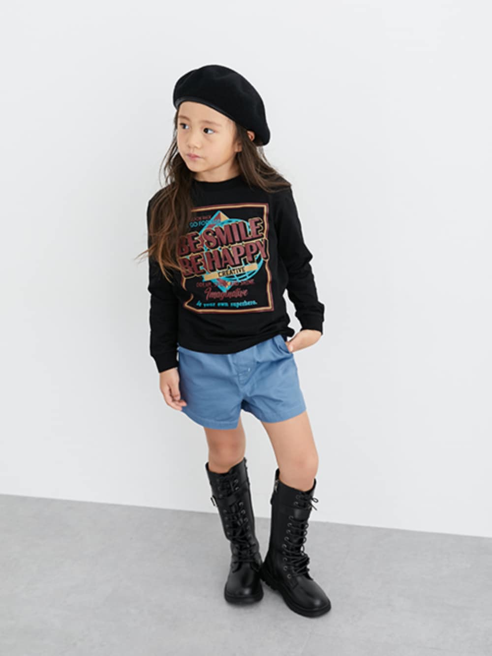「Tシャツ、プリントT、プリントTシャツ、春コーデ、秋コーデ、ショートパンツ、ショートパンツスタイル、キッズコーデ、キッズファッション、通学コーデ、通学、通学スタイル、お出かけコーデ」｜「QUNTSTYLEの綿１００％ビッグシルエットプリントＴシャツ（男の子・女の子)（Tシャツ/カットソー、ブラック系）」を使った、nissen Kids Modelsさん（キッズ・120cm）の冬コーディネートの1枚目の写真
