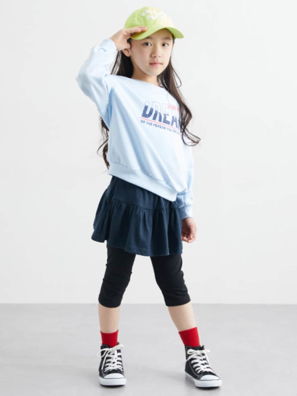 「春コーデ、春夏コーデ、春カラー、夏コーデ、夏服、スウェット、スウェットトップス、スカッツ、女の子コーデ、おんなのこコーデ」｜「nissenの６分丈ポケット付スカッツ（パンツ、ブルー系）」を使った、nissen Kids Modelsさん（キッズ・120cm）の春コーディネートの1枚目の写真