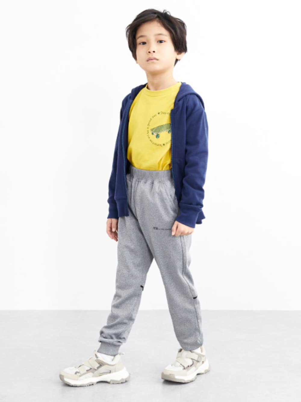 「ロンT、プリントTシャツ、プリントT、Tシャツ、ジップアップパーカー、パーカー、パーカーコーデ、ジョガーパンツ、ジョガーパンツグレー、キッズコーデ、キッズファッション、カジュアル、カジュアルコーデ、春コーデ、秋コーデ」｜「nissenの6柄から選べる♪ストレッチジップアップパーカー（男の子・女の子　子供服・ジュニア服）（カーディガン/ボレロ、ブルー系）」を使った、nissen Kids Modelsさん（キッズ・120cm）の春コーディネートの1枚目の写真