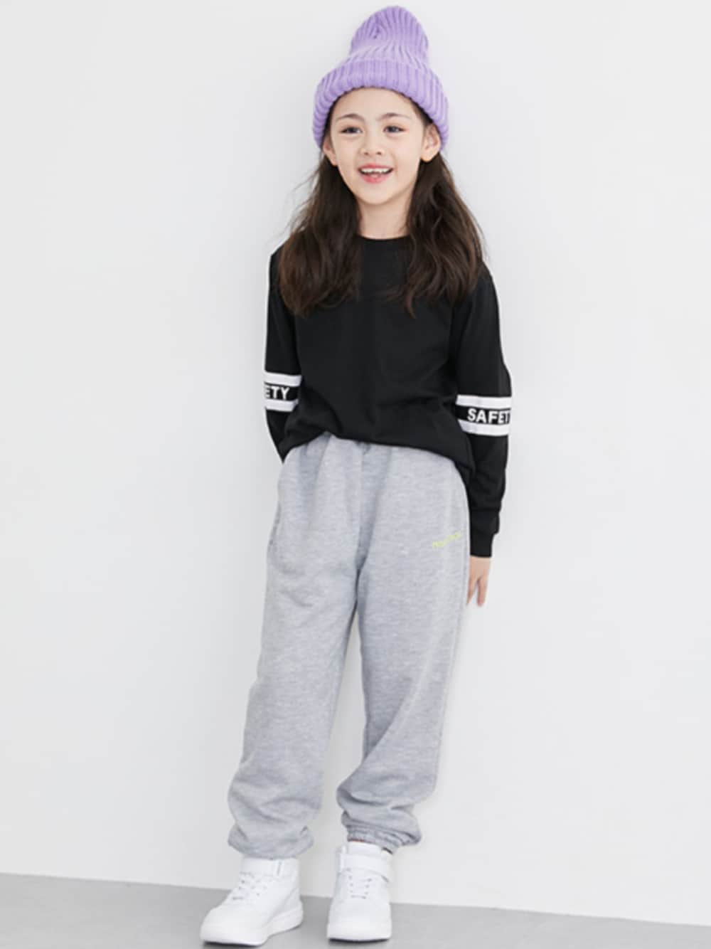 「秋っぽコーデ更新中、秋コーデ、カジュアル、女の子コーデ、スウェット、秋服、スウェットパンツ、Tシャツ、グレーパンツ、袖プリント、通学コーデ、通学スタイル、ゆるコーデ」｜「QUNTSTYLEの選べる♪袖プリント長袖Tシャツ（Tシャツ/カットソー、ブラック系）」を使った、nissen Kids Modelsさん（キッズ・120cm）の秋コーディネートの1枚目の写真