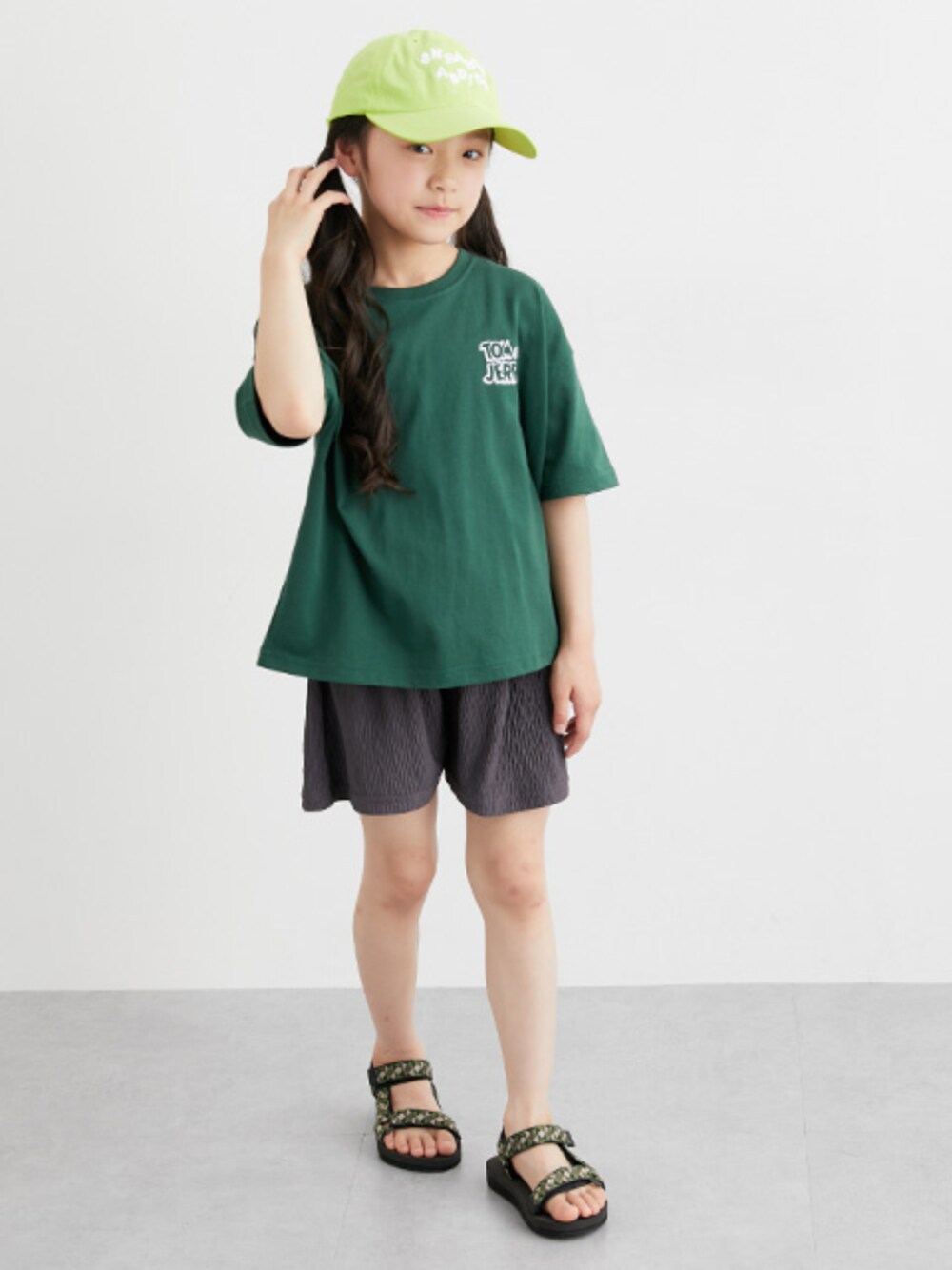 「トムとジェリー、トム＆ジェリー、バックプリントTシャツ、Tシャツ、Tシャツコーデ、夏コーデ、夏服、キッズコーデ、キッズファッション、楊柳、楊柳パンツ、キュロット、キュロットパンツ、キュロットスカート、通学コーデ」｜「nissenの【トムとジェリー】ビッグシルエットバックプリントＴシャツ（男の子・女の子）（Tシャツ/カットソー、グリーン系）」を使った、nissen Kids Modelsさん（キッズ・120cm）の春コーディネートの1枚目の写真