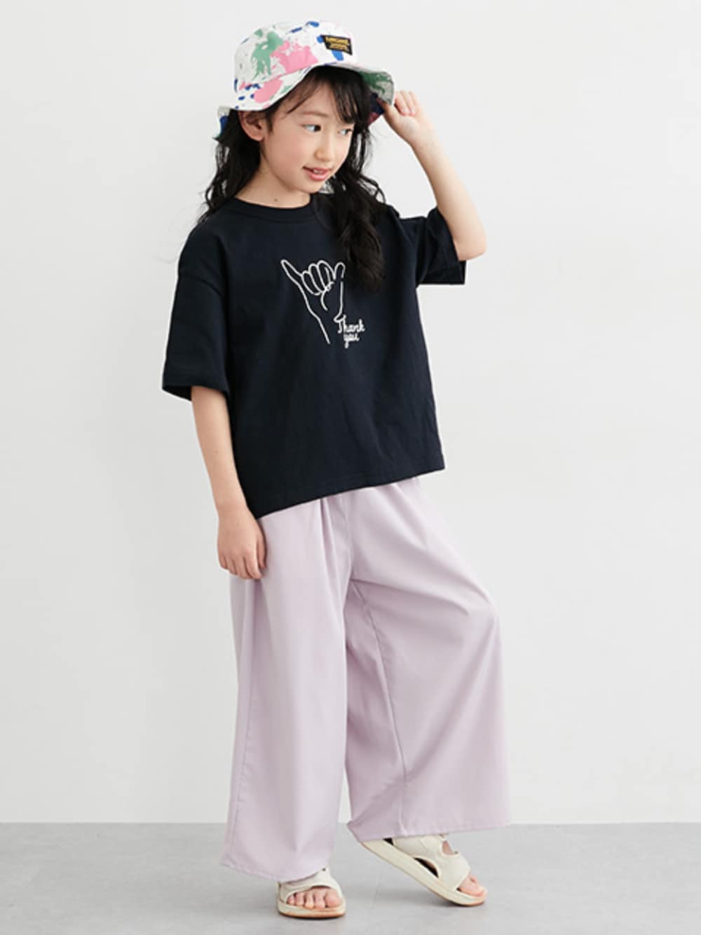 「黒Tシャツ、Tシャツ、3枚組、3枚セット、接触冷感、接触冷感パンツ、接触冷感素材、キッズコーデ、キッズファッション、夏コーデ、夏だ！Tシャツ着よう！、夏服、夏ファッション」｜「nissenの吸汗速乾・接触冷感ロング丈ワイドパンツ（パンツ、パープル系）」を使った、nissen Kids Modelsさん（キッズ・120cm）の夏コーディネートの1枚目の写真