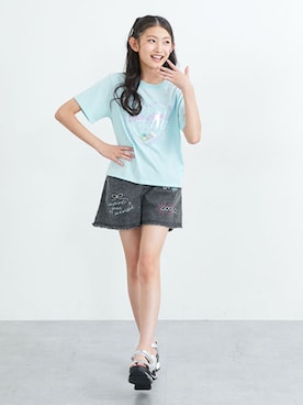 「QUNTSTYLE（キュントスタイル）の刺しゅう入りデニムショートパンツ（デニムパンツ、グレー系）」を使った、nissen Kids Modelsさん（キッズ・121cm）の春コーディネート