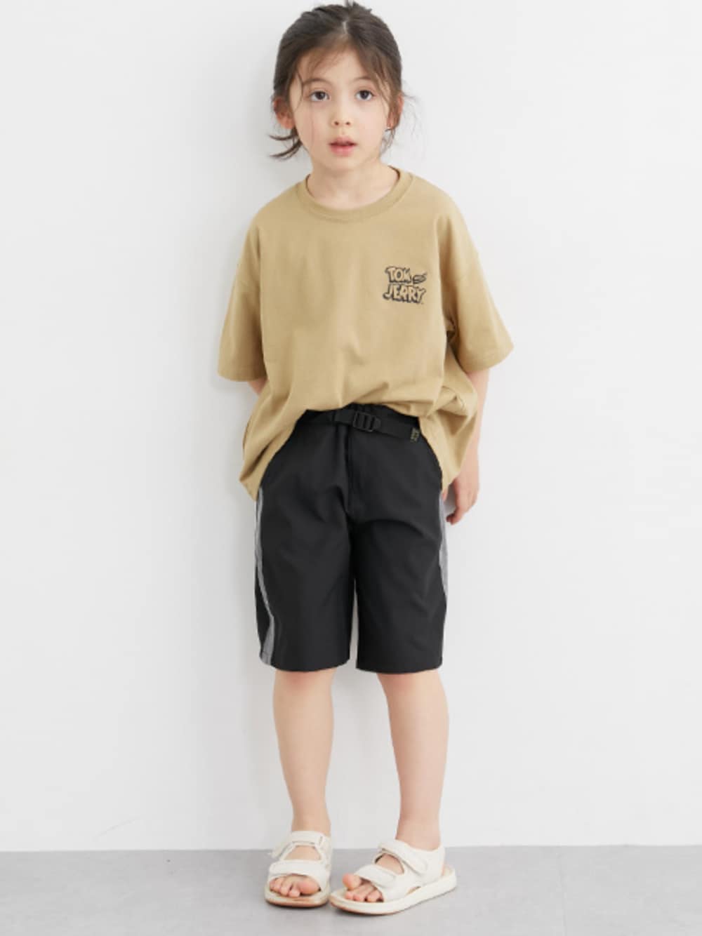 「ハーフパンツ、Tシャツ、接触冷感、接触冷感パンツ、接触冷感素材、トムとジェリー、夏コーデ、夏服、夏だ！Tシャツ着よう！、サイドライン、サイドラインパンツ、キッズコーデ、キッズファッション」｜「nissenの【トムとジェリー】ビッグシルエットバックプリントＴシャツ（男の子・女の子）（Tシャツ/カットソー、ベージュ系）」を使った、nissen Kids Modelsさん（キッズ・120cm）の春コーディネートの1枚目の写真