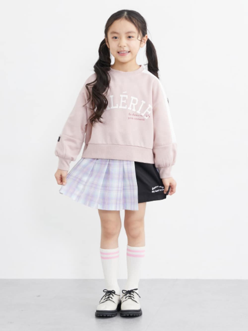「ショート丈トップス、ショート丈、トレーナー、トレーナー スエット、トレーナーコーデ、チェック柄、チェック柄スカート、ラップキュロット、ラベンダー、春コーデ、秋コーデ、キッズコーデ、キッズファッション、通学コーデ、通学スタイル」｜「QUNTSTYLEのショート丈袖ライントレーナー（女の子）（スウェット、ピンク系）」を使った、nissen Kids Modelsさん（キッズ・120cm）の春コーディネートの1枚目の写真