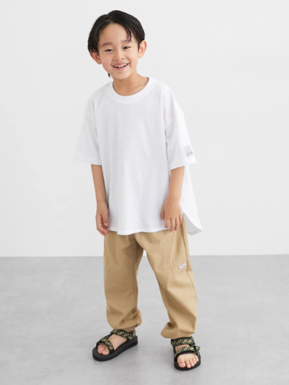「白Tシャツ、Tシャツ、Tシャツコーデ、ツイルパンツ、ベージュ、ベージュパンツ、シンプルコーデ、シンプルおしゃれが好き、男の子、男の子コーデ、むすこーで、むすこふく、キッズコーデ、キッズファッション、夏コーデ」｜「QUNTSTYLEの綿100％パラシュートパンツ（男の子・女の子）（その他パンツ、ベージュ系）」を使った、nissen Kids Modelsさん（キッズ・120cm）の夏コーディネートの1枚目の写真