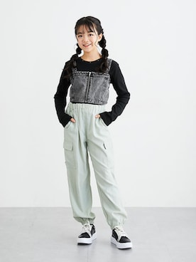 「QUNTSTYLE（キュントスタイル）のリップストップカーゴパンツ（カーゴパンツ、グリーン系）」を使った、nissen Kids Modelsさん（キッズ・120cm）の春コーディネート