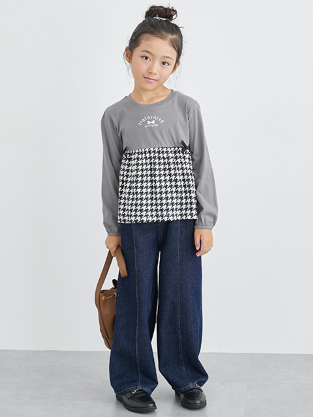 ブルー系のパンツ、グレー系のTシャツ/カットソーを着用したキッズの冬コーディネートの1枚目の写真