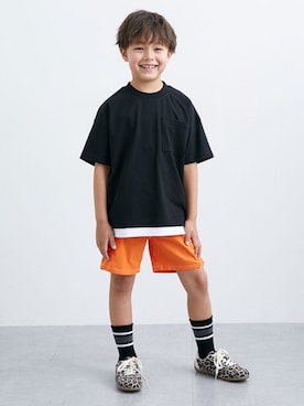 「nissen（ニッセン）の綿１００％ビッグシルエットポケット付きTシャツ（男の子・女の子）（Tシャツ/カットソー、ブラック系）」を使った、nissen Kids Modelsさん（キッズ・121cm）の春コーディネート