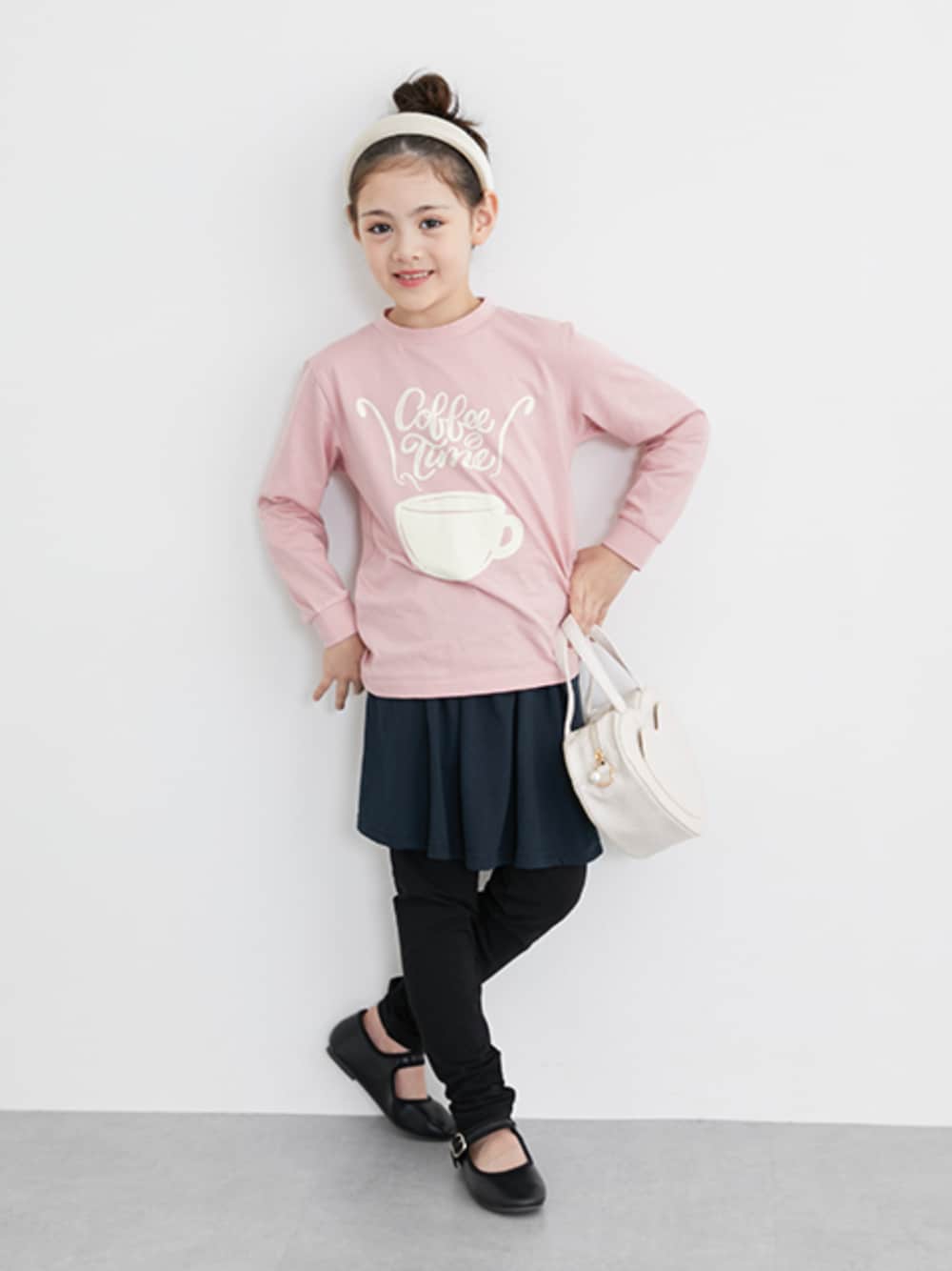 「春コーデ、秋コーデ、プリントT、プリントTシャツ、スカッツ、スカートスタイル、通学コーデ、通学スタイル、通学、キッズコーデ、キッズファッション、おでかけコーデ」｜「QUNTSTYLEの綿１００％ビッグシルエットプリントＴシャツ（男の子・女の子)（Tシャツ/カットソー、ピンク系）」を使った、nissen Kids Modelsさん（キッズ・120cm）の冬コーディネートの1枚目の写真