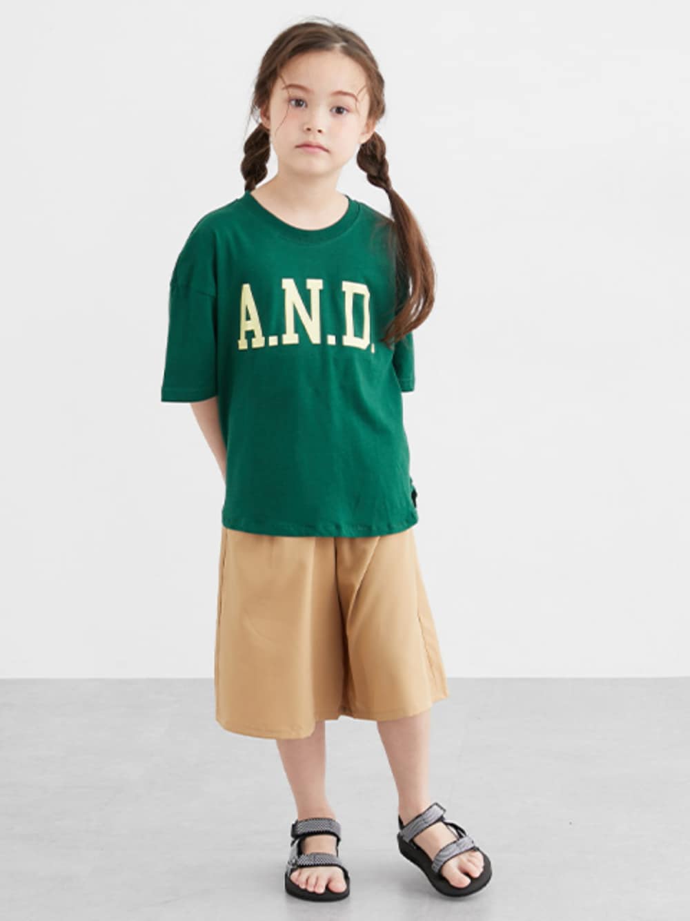 「Tシャツ、Tシャツコーデ、ガウチョパンツ、接触冷感パンツ、接触冷感、吸汗速乾ボトム、吸汗速乾、サラサラボトムス、キッズコーデ、キッズファッション、夏コーデ、夏服、夏ファッション」｜「QUNTSTYLEのビッグシルエットバックプリントＴシャツ（男の子・女の子）（Tシャツ/カットソー、グリーン系）」を使った、nissen Kids Modelsさん（キッズ・120cm）の夏コーディネートの1枚目の写真