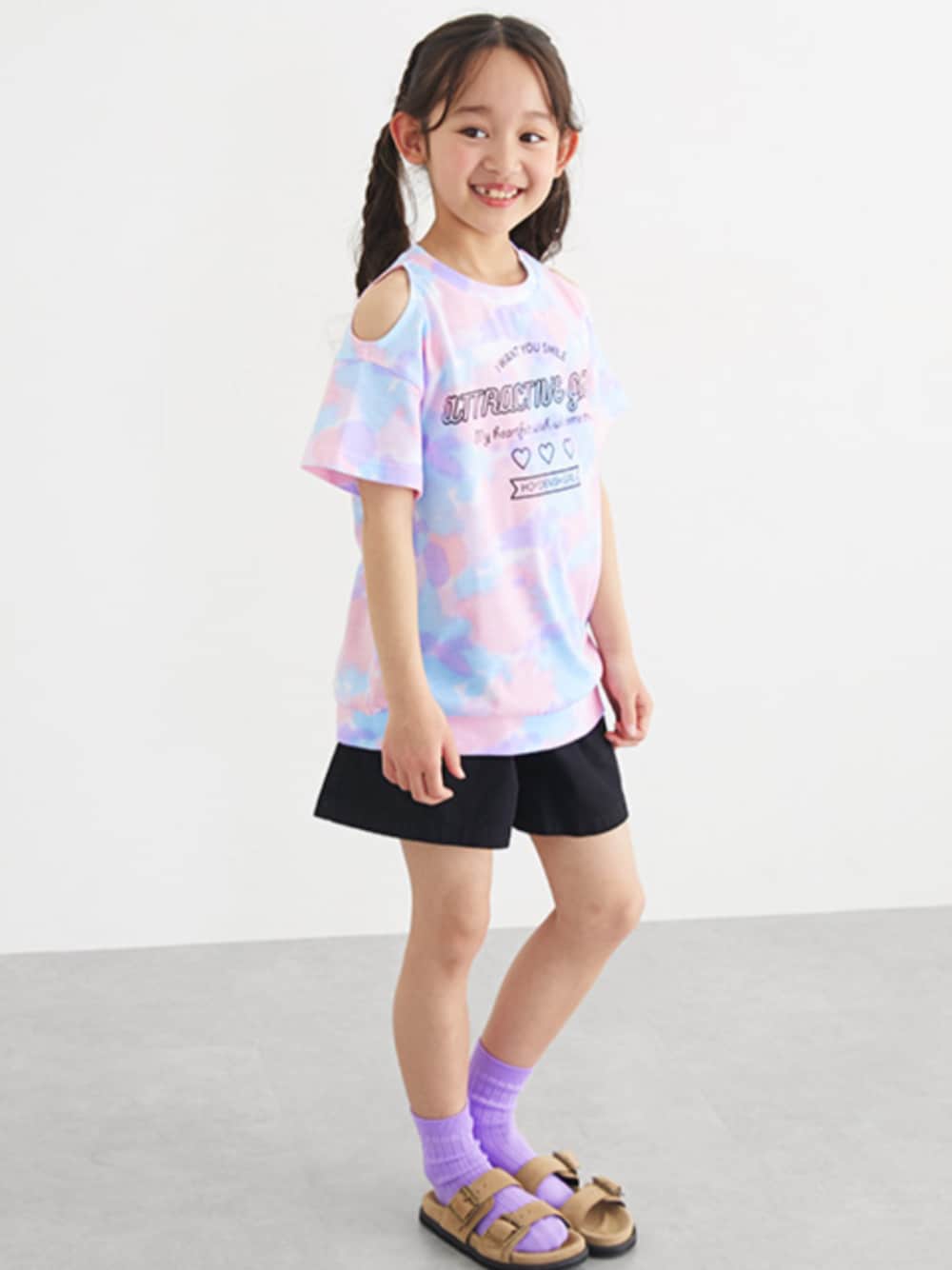 「パステルカラー、カジュアルコーデ、Tシャツ、シンプルコーデ、カジュアル、夏コーデ、レギュラー、モデル、キッズファッション、肩あき、タイダイ柄」｜「nissenのビッグシルエット肩開き半袖Tシャツ（Tシャツ/カットソー、パープル系）」を使った、nissen Kids Modelsさん（キッズ・120cm）の春コーディネートの1枚目の写真