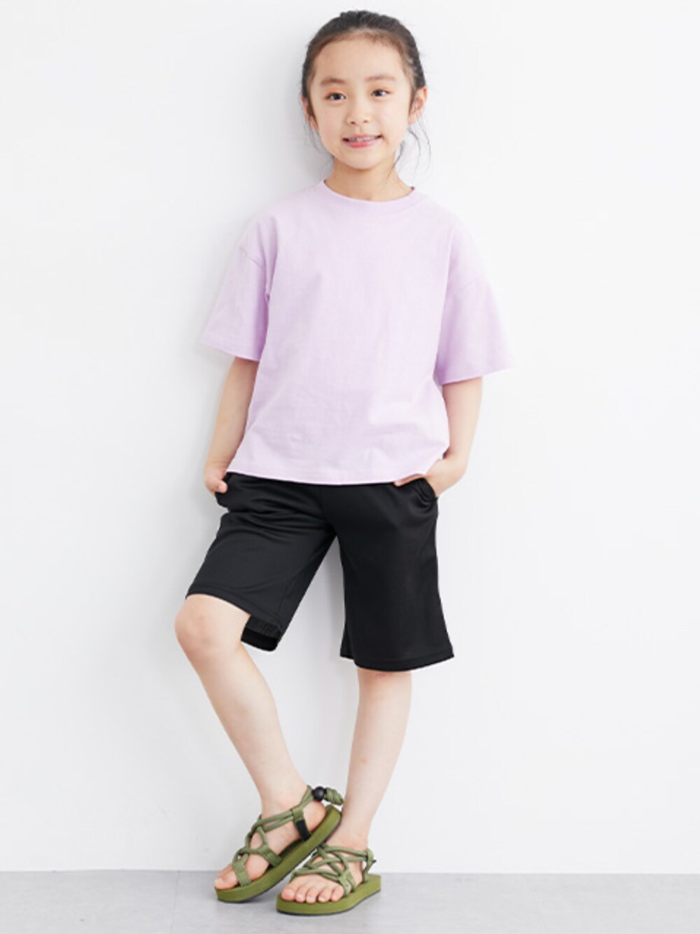 「夏コーデ、夏だ！Tシャツ着よう！、夏服、キッズコーデ、キッズファッション、半袖、半袖Ｔシャツ、バックプリント、バックプリントTシャツ、ハーフパンツ、ハーフパンツコーデ、通学コーデ、通学スタイル、シンプルコーデ」｜「nissenの吸汗速乾ドライメッシュサイドラインハーフパンツ２枚組（男の子・女の子　子供服・ジュニア服）（パンツ、グリーン系）」を使った、nissen Kids Modelsさん（キッズ・120cm）の春コーディネートの1枚目の写真