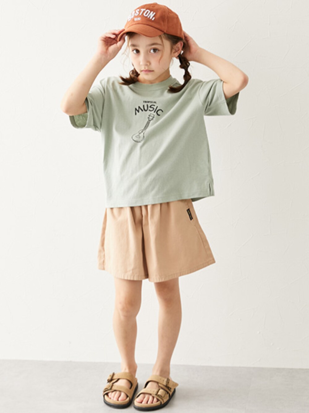 「夏コーデ、夏だ！Tシャツ着よう！、泡色コーデ、くすみカラー、キュロット、レギュラーサイズ、モデル、キッズコーデ、キッズファッション、女の子、女の子コーデ」｜「nissenの綿１００％キュロット（パンツ、ベージュ系）」を使った、nissen Kids Modelsさん（キッズ・123cm）の夏コーディネートの1枚目の写真