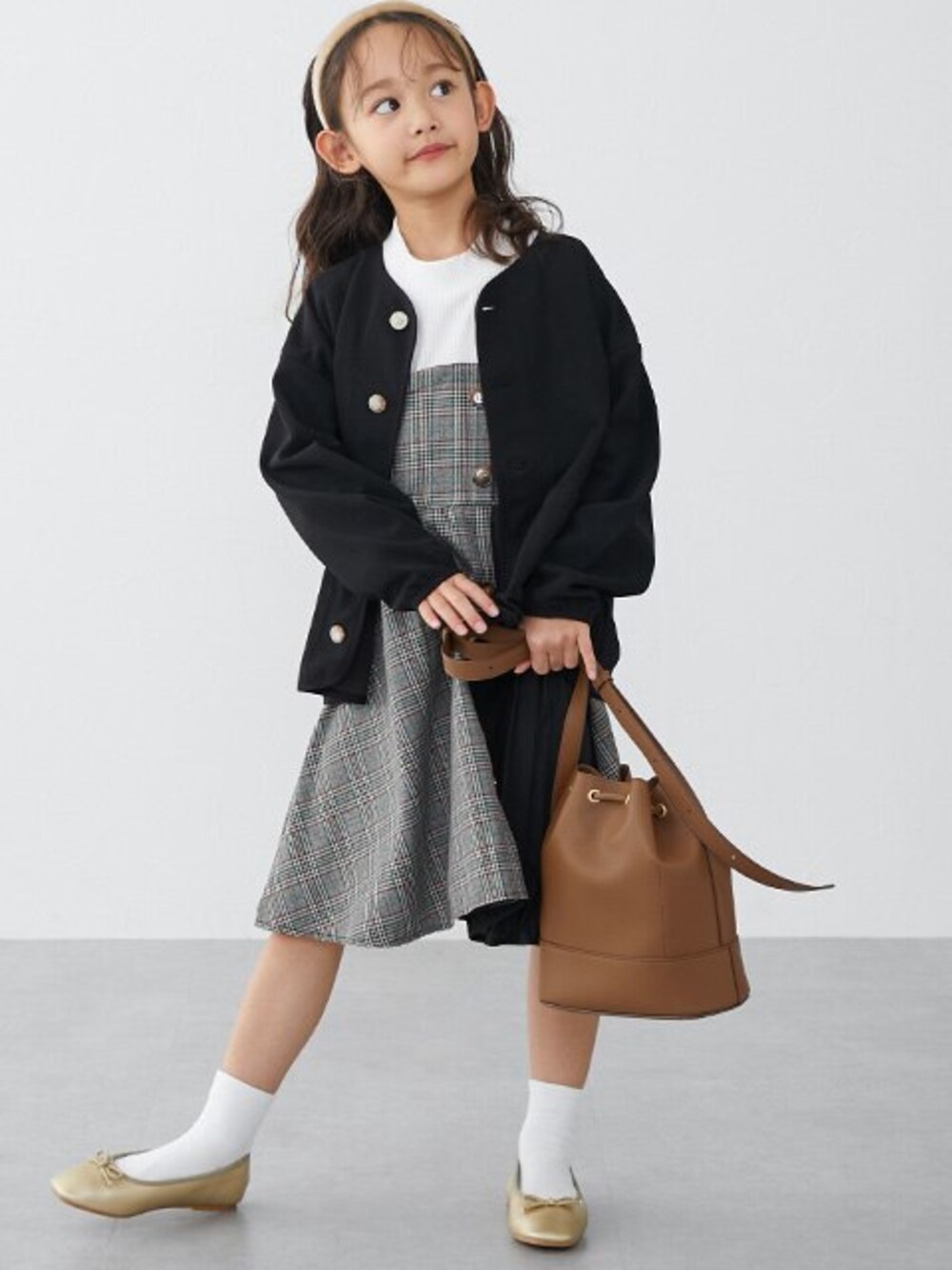 「キッズファッション、モデル、レギュラー、フェミニン」｜「nissenのチェック柄切替ワンピース（ワンピース、ブラック系）」を使った、nissen Kids Modelsさん（キッズ・121cm）の秋コーディネートの1枚目の写真